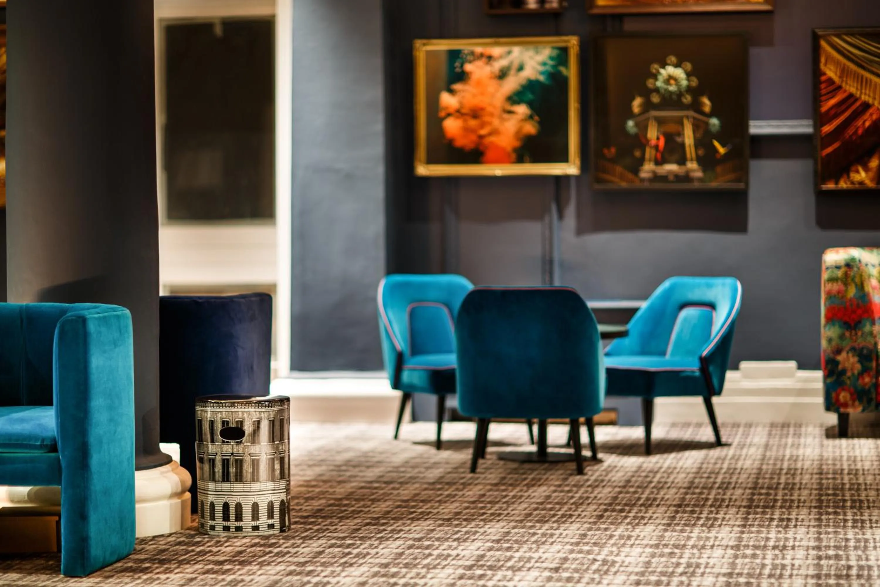 Communal lounge/ TV room in Mercure Brighton Seafront Hotel