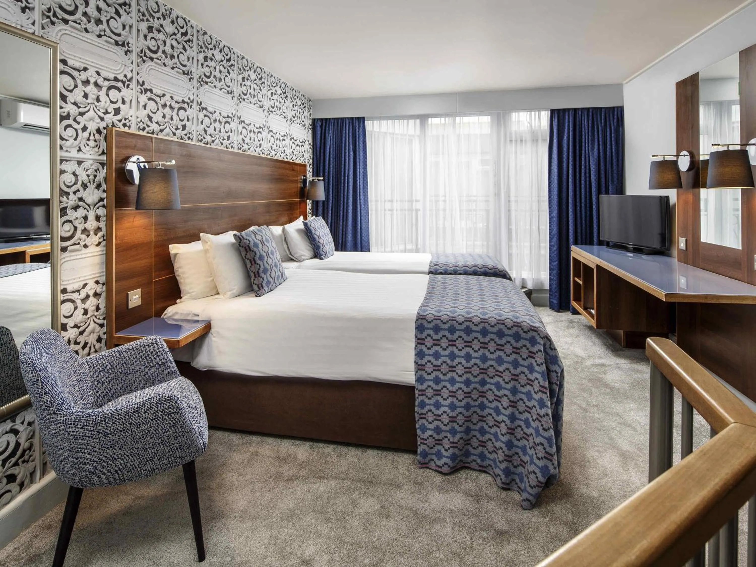 Bedroom, Bed in Mercure Brighton Seafront Hotel