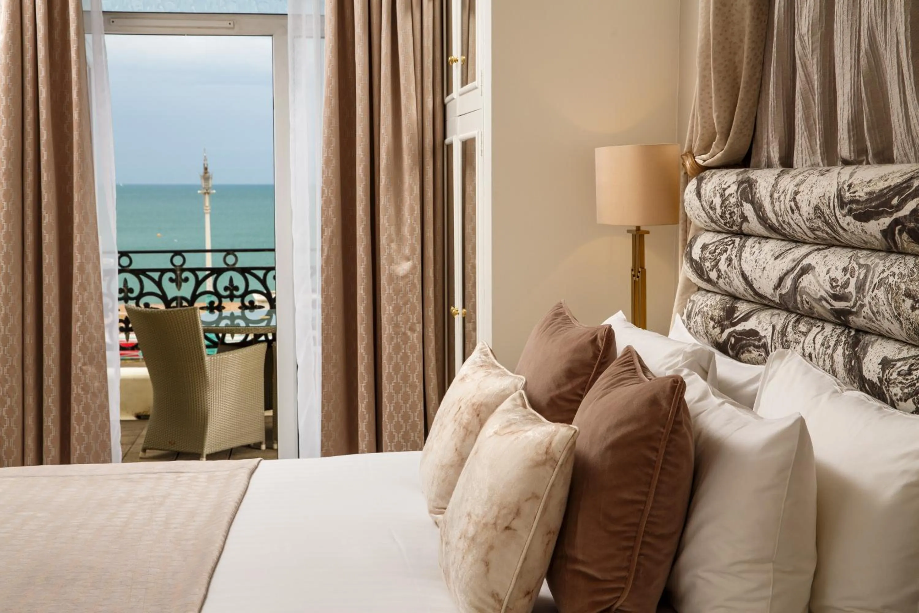 Sea view, Bed in Mercure Brighton Seafront Hotel