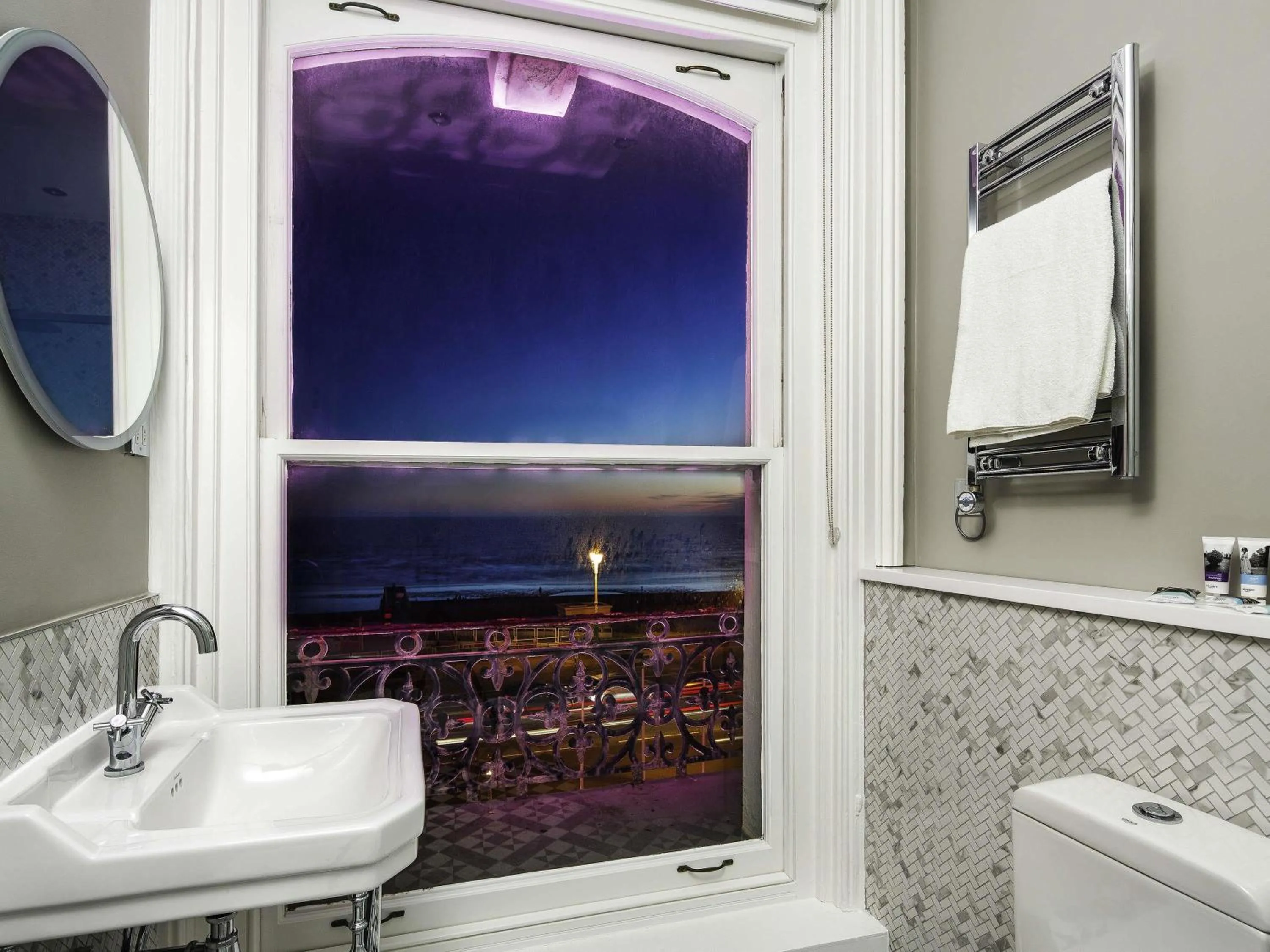 Bedroom in Mercure Brighton Seafront Hotel