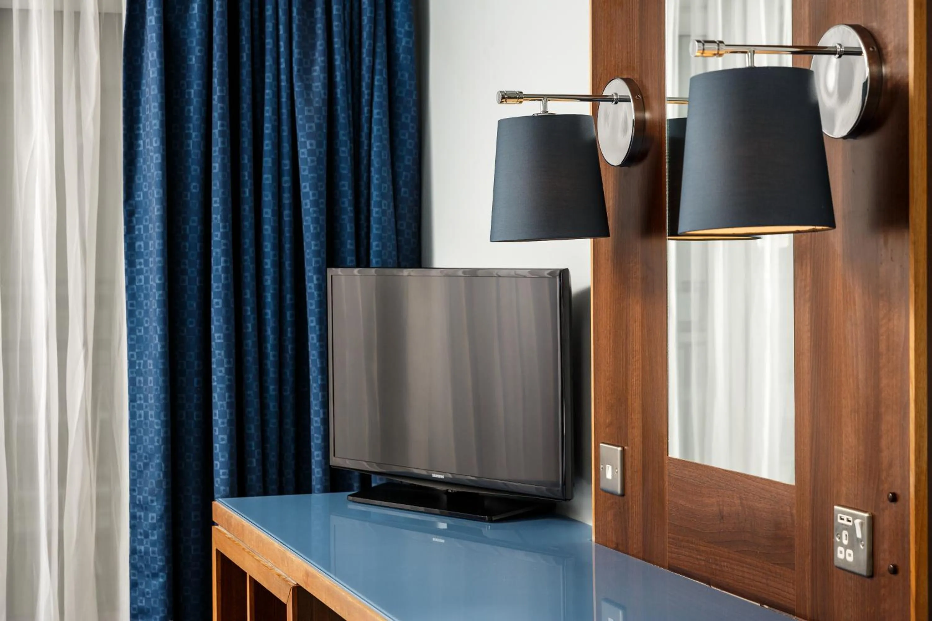 TV and multimedia in Mercure Brighton Seafront Hotel