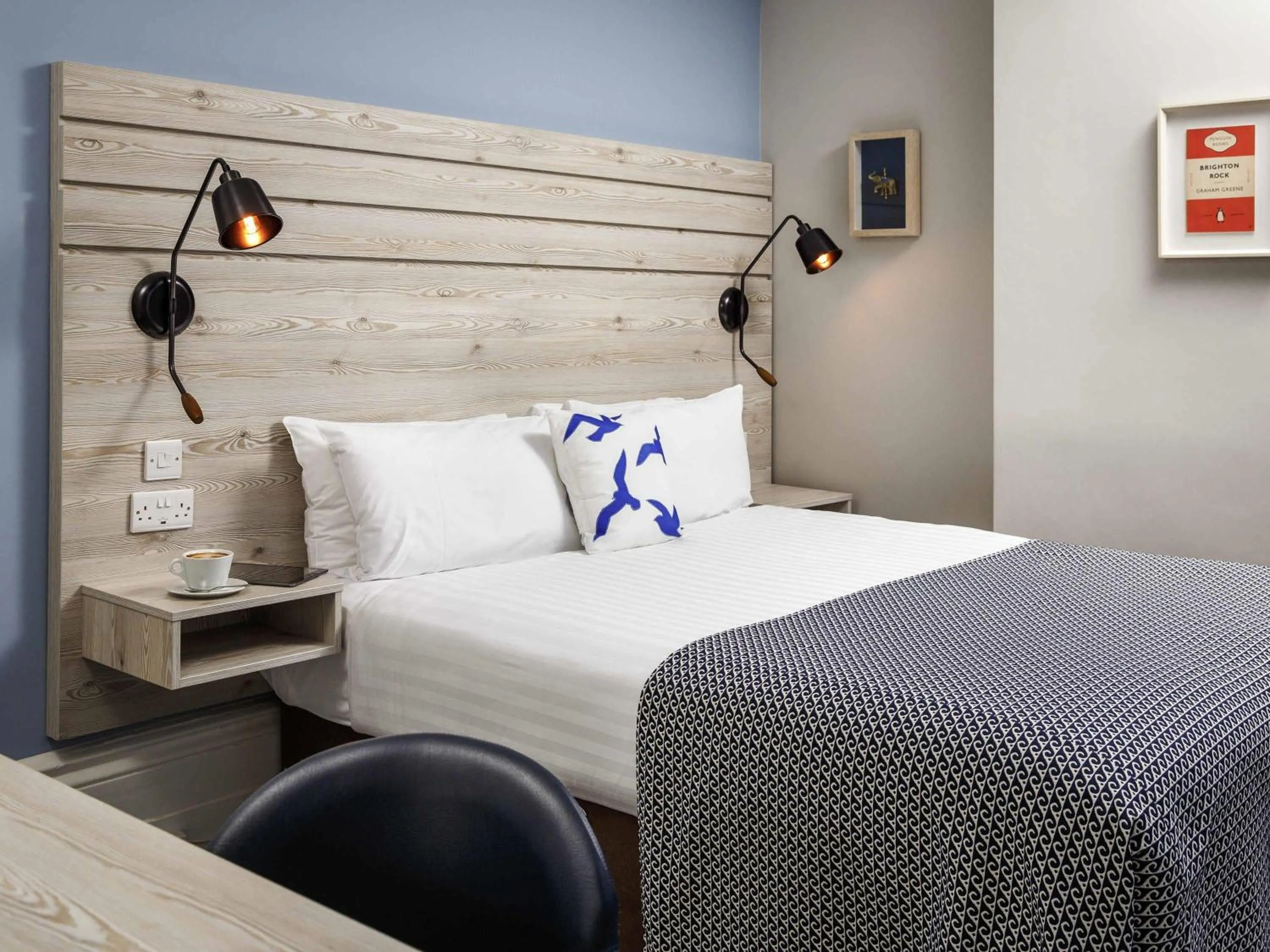 Bedroom, Bed in Mercure Brighton Seafront Hotel