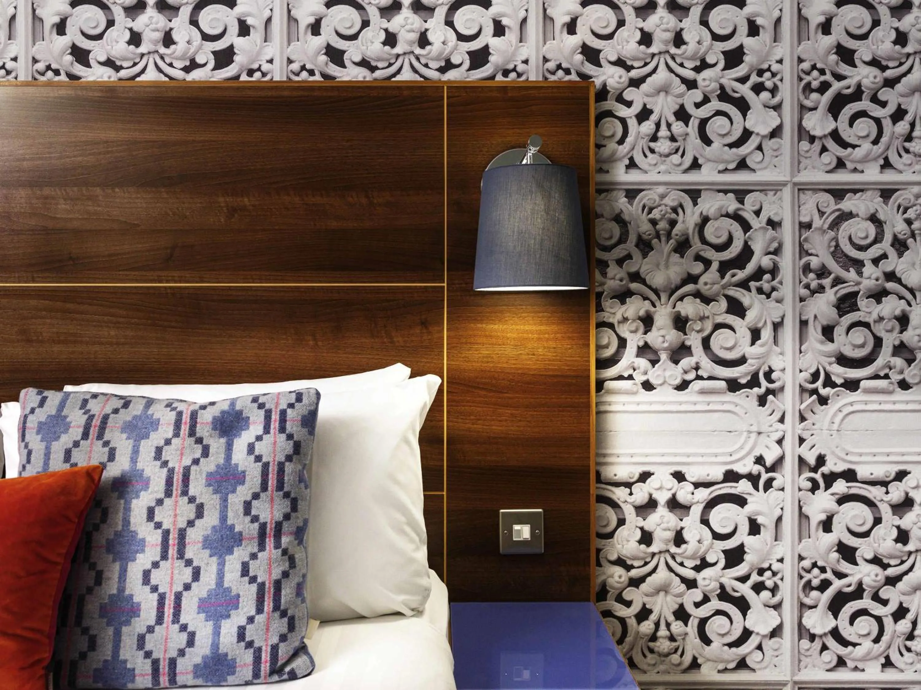 Bedroom, Bed in Mercure Brighton Seafront Hotel