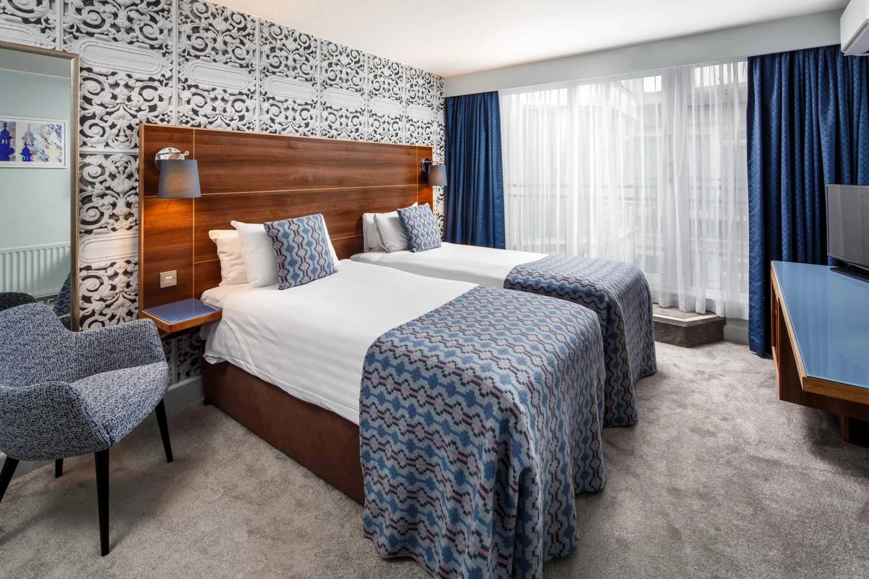 Bed in Mercure Brighton Seafront Hotel