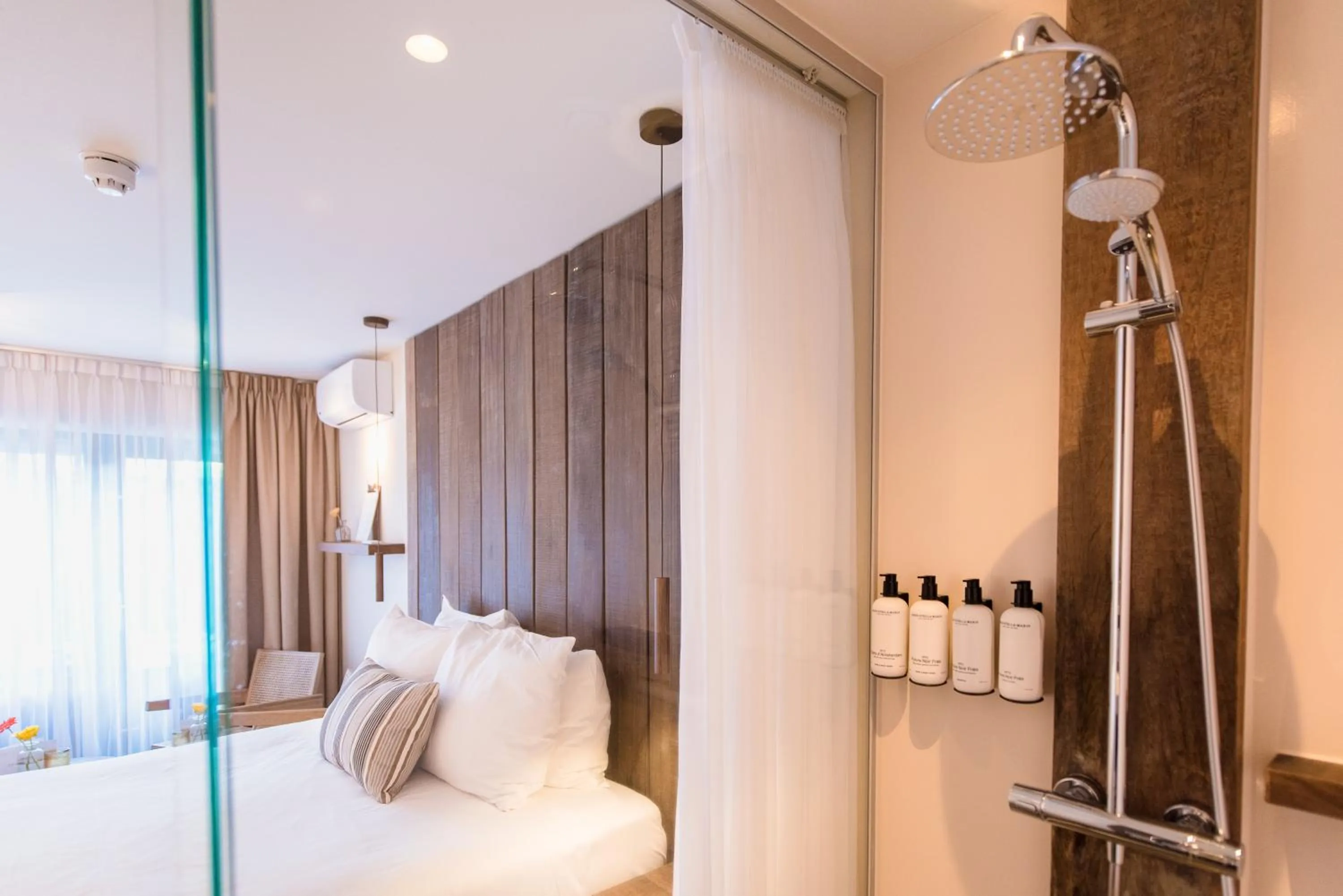 Shower, Bed in Van Heeckeren Hotel