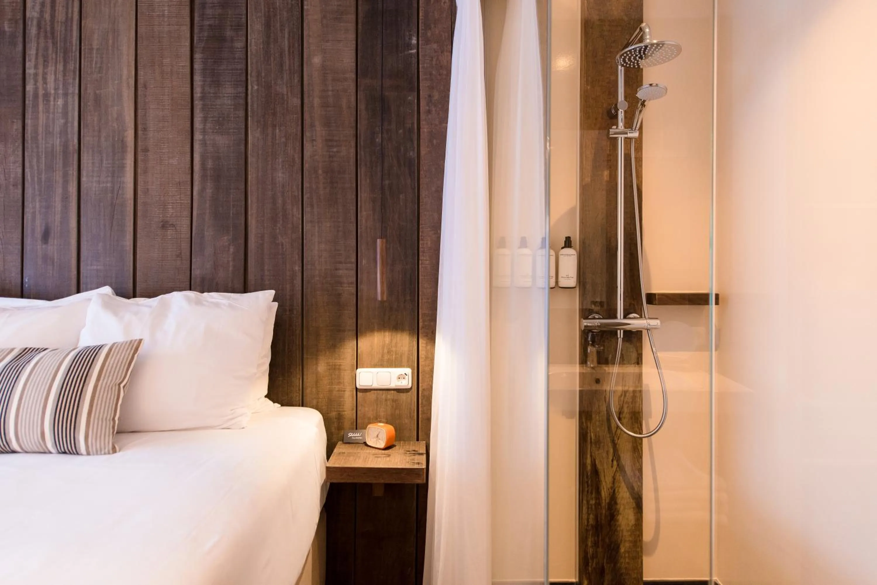 Shower, Bed in Van Heeckeren Hotel