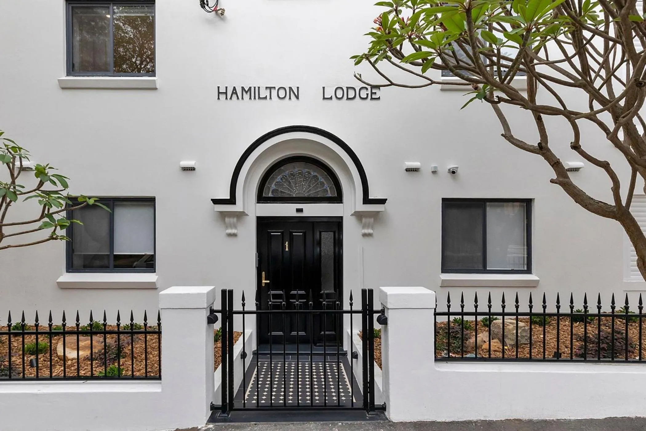 Facade/entrance in Hamilton Lodge Apartments by Urban Rest