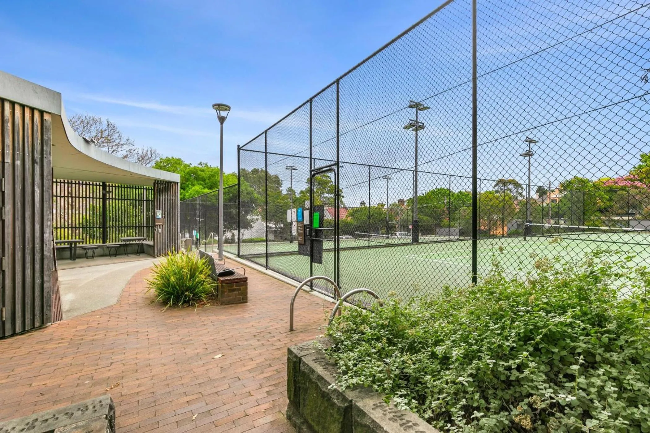 Tennis court in Hamilton Lodge Apartments by Urban Rest