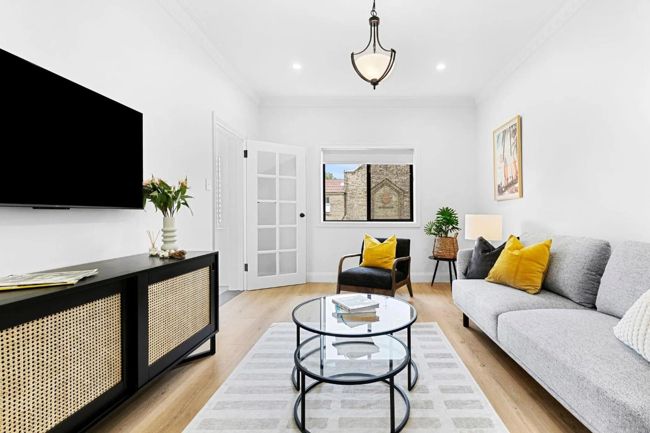 TV and multimedia in Hamilton Lodge Apartments by Urban Rest