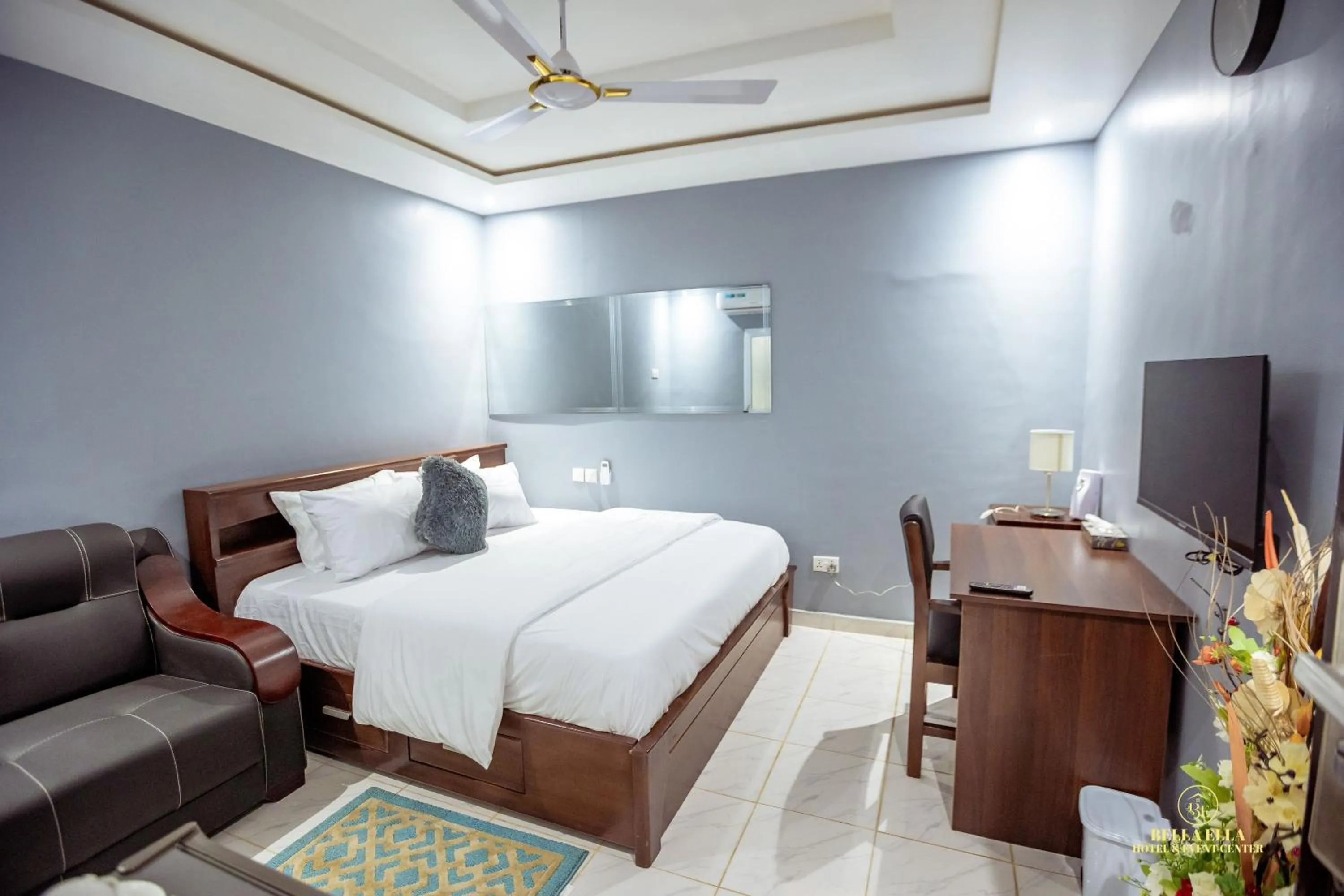 Communal lounge/ TV room in Bella Ella Hotel & Event Center