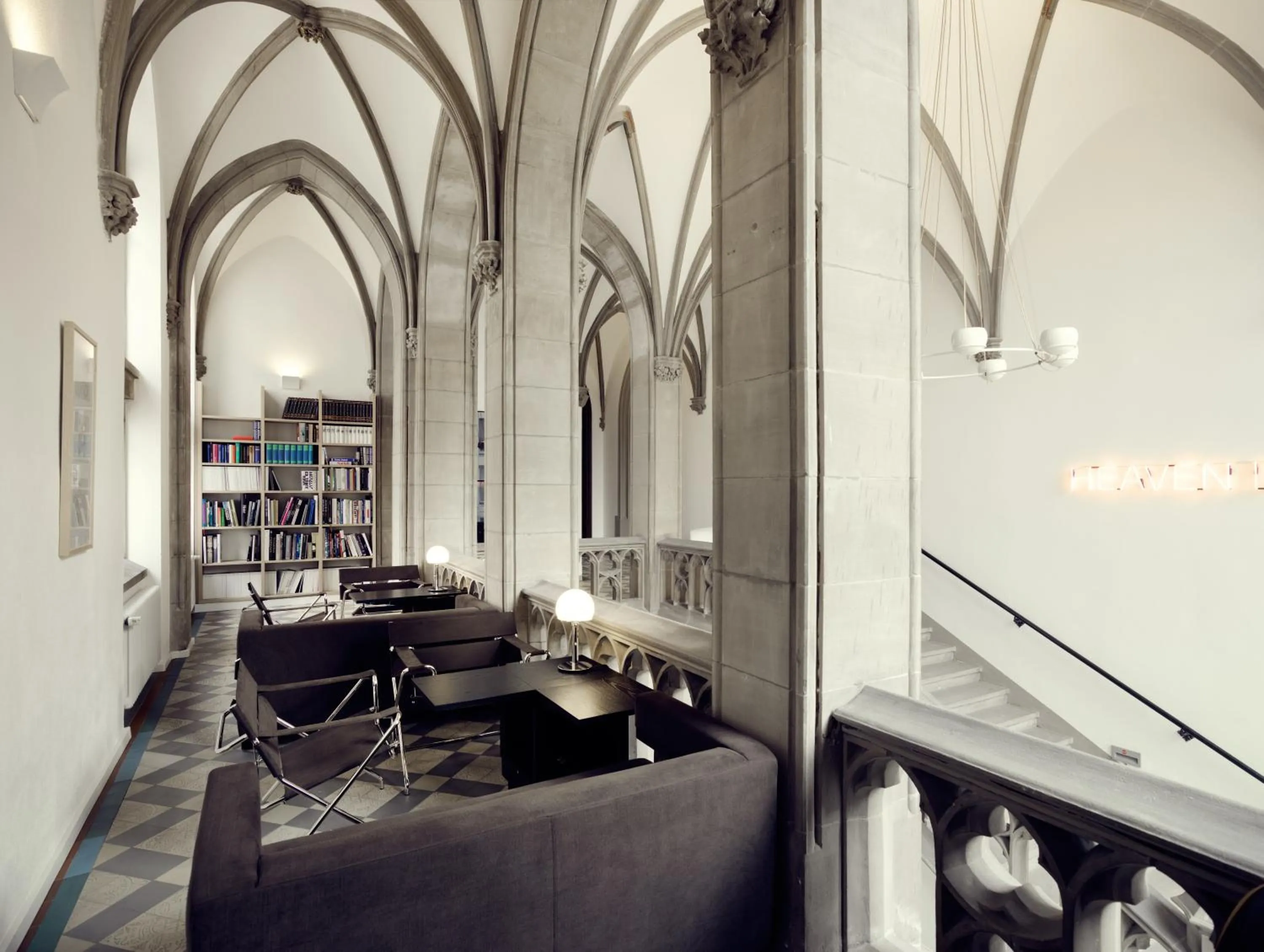 Library in THE QVEST hideaway