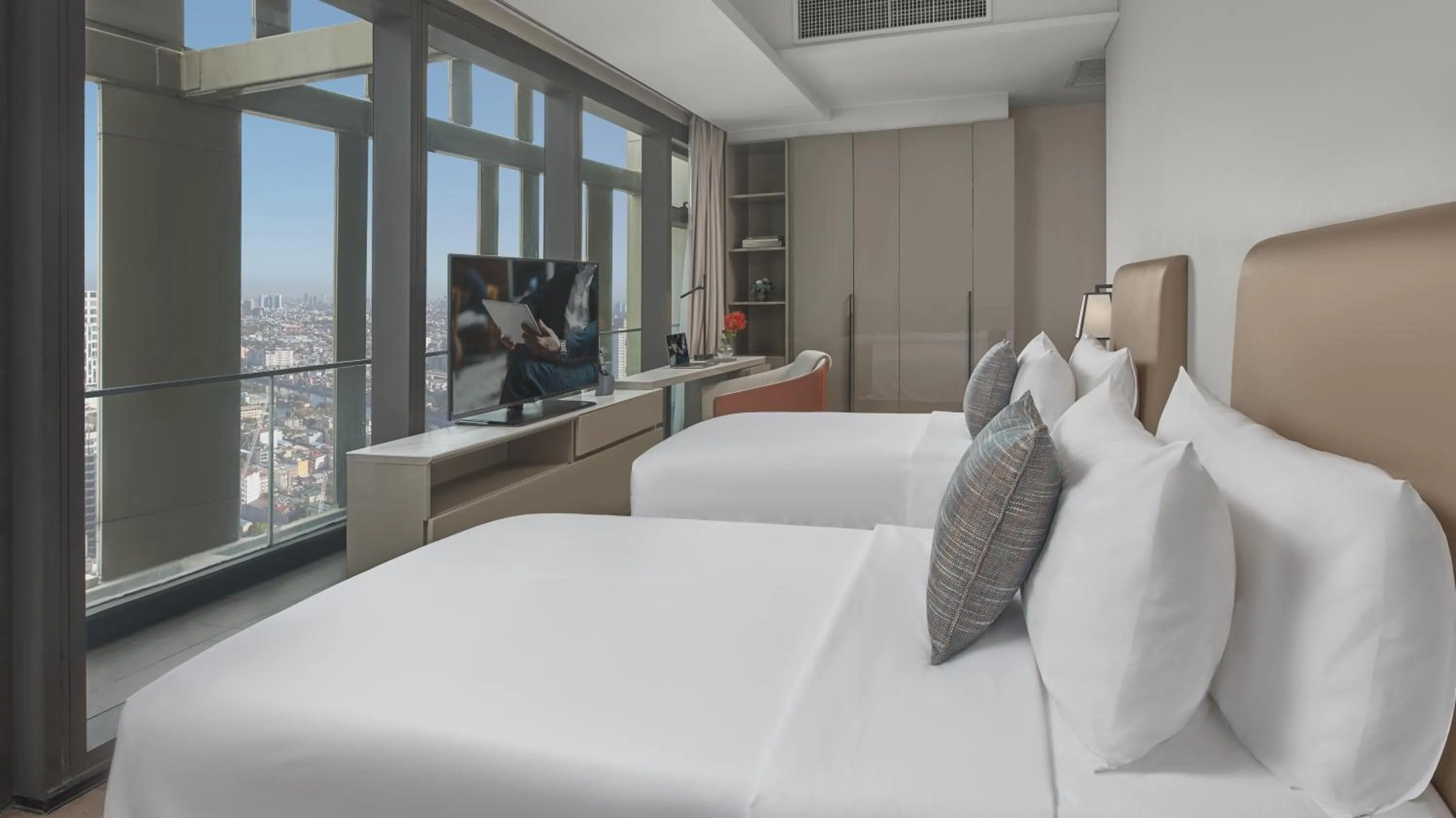 View (from property/room), Bed in Oakwood Makati Avenue