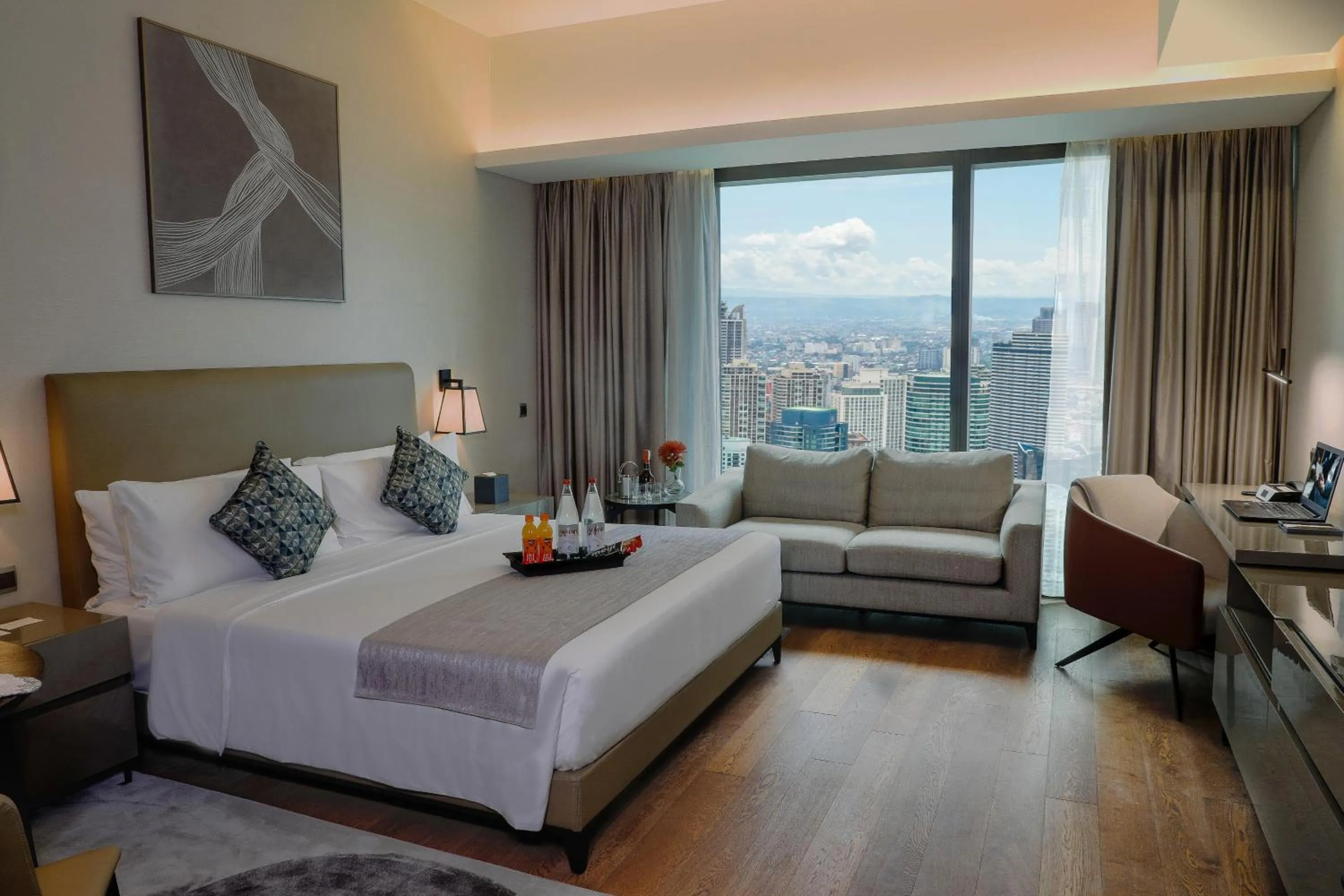 Toilet, Bed in Oakwood Makati Avenue