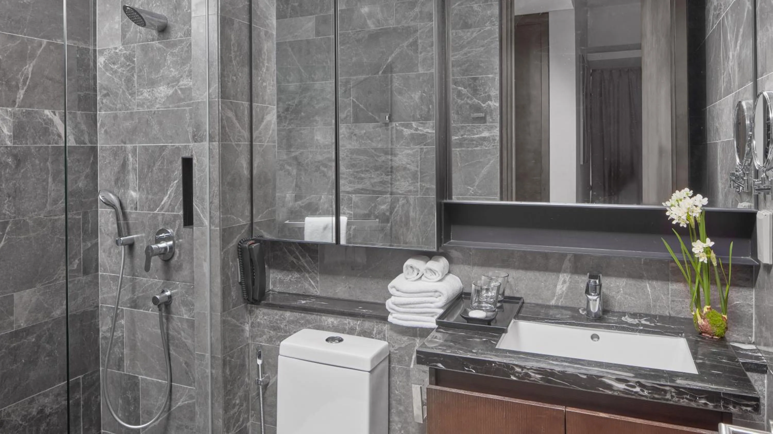 Toilet in Oakwood Makati Avenue