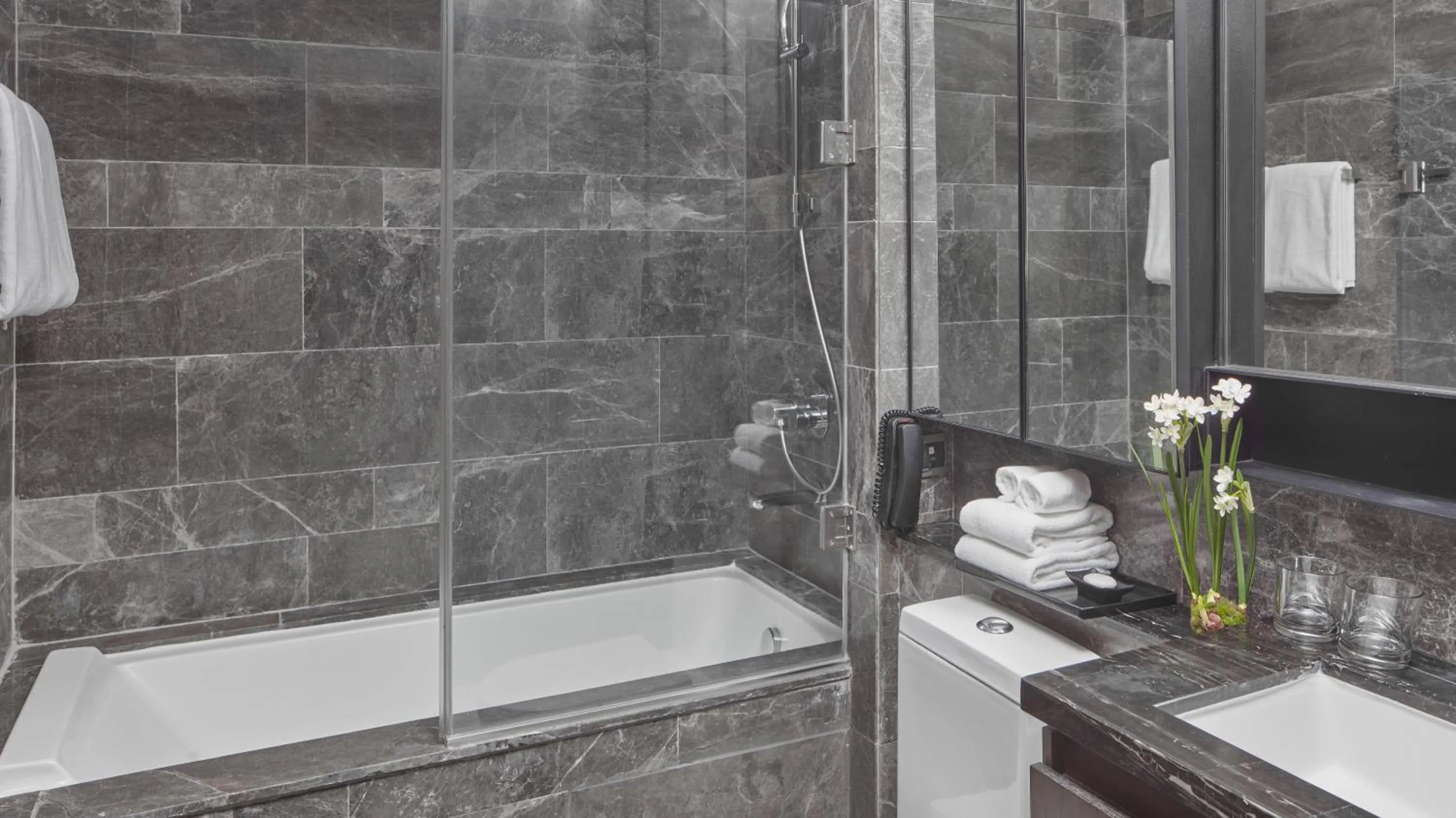 Bathroom in Oakwood Makati Avenue