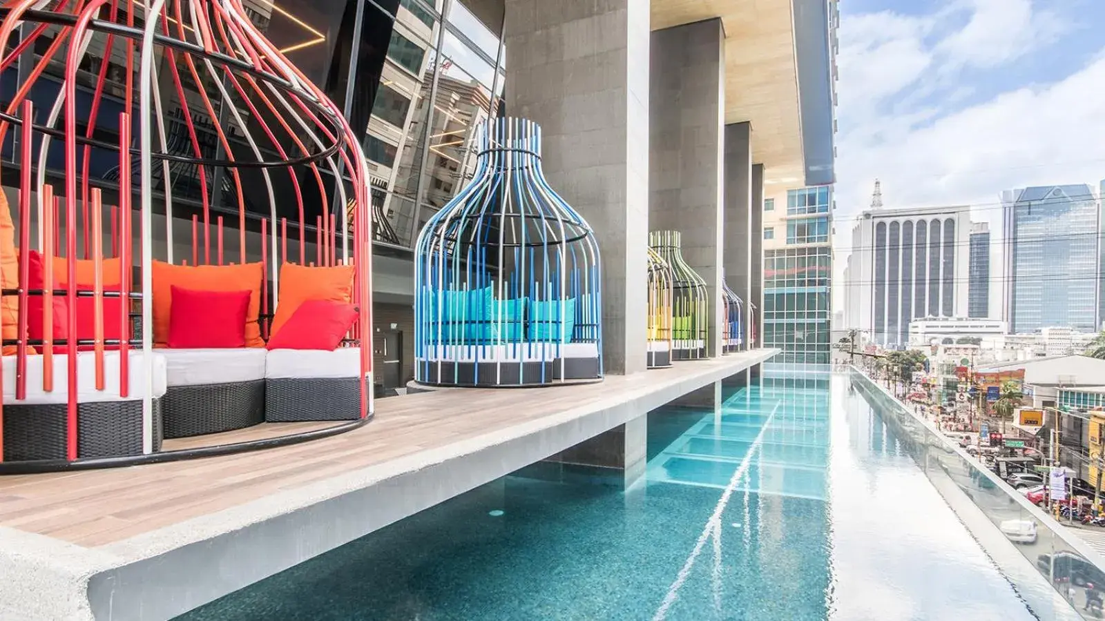 Swimming pool in Oakwood Makati Avenue Swimming pool in Oakwood Makati Avenue