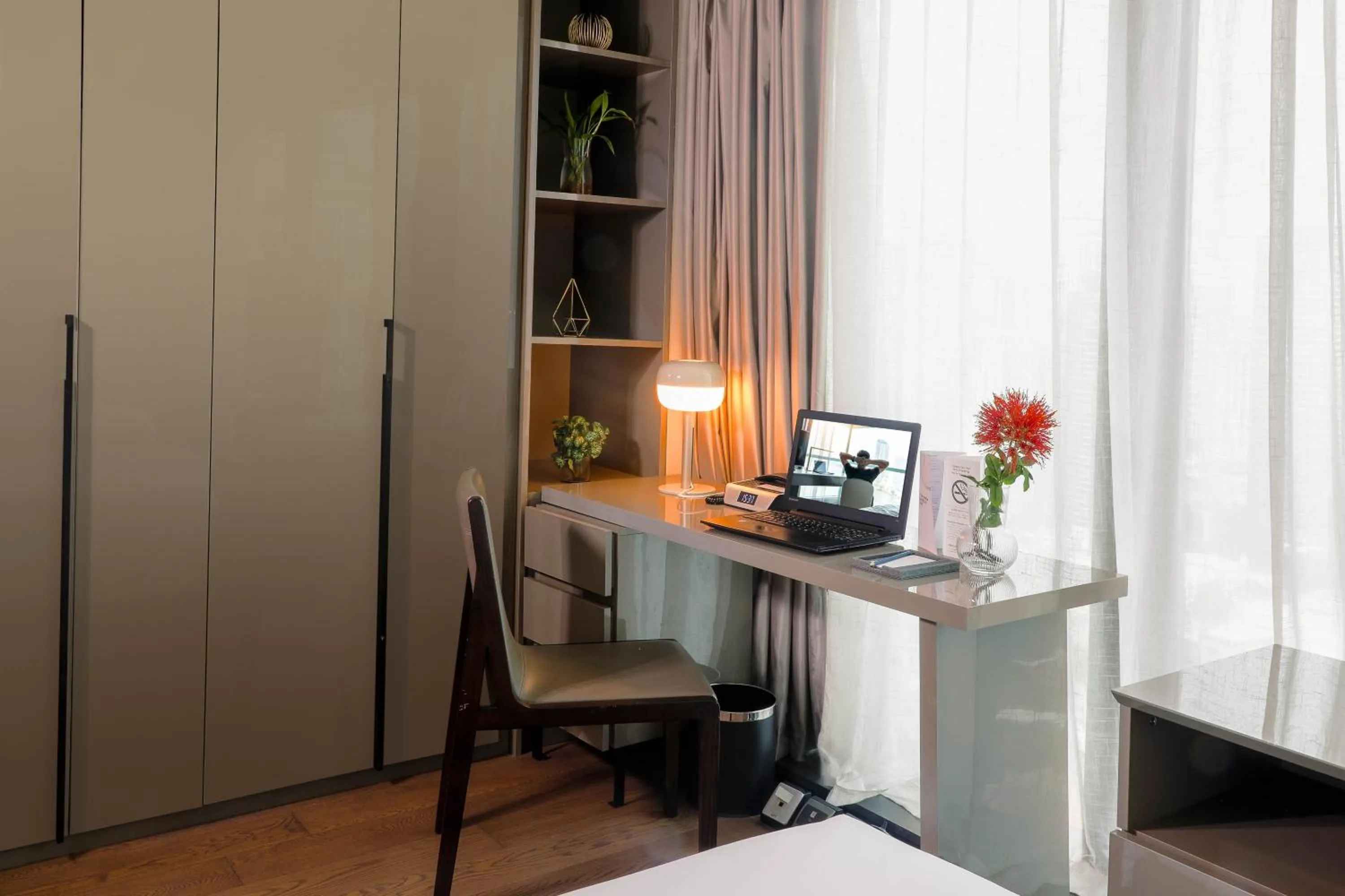 hair dresser in Oakwood Makati Avenue