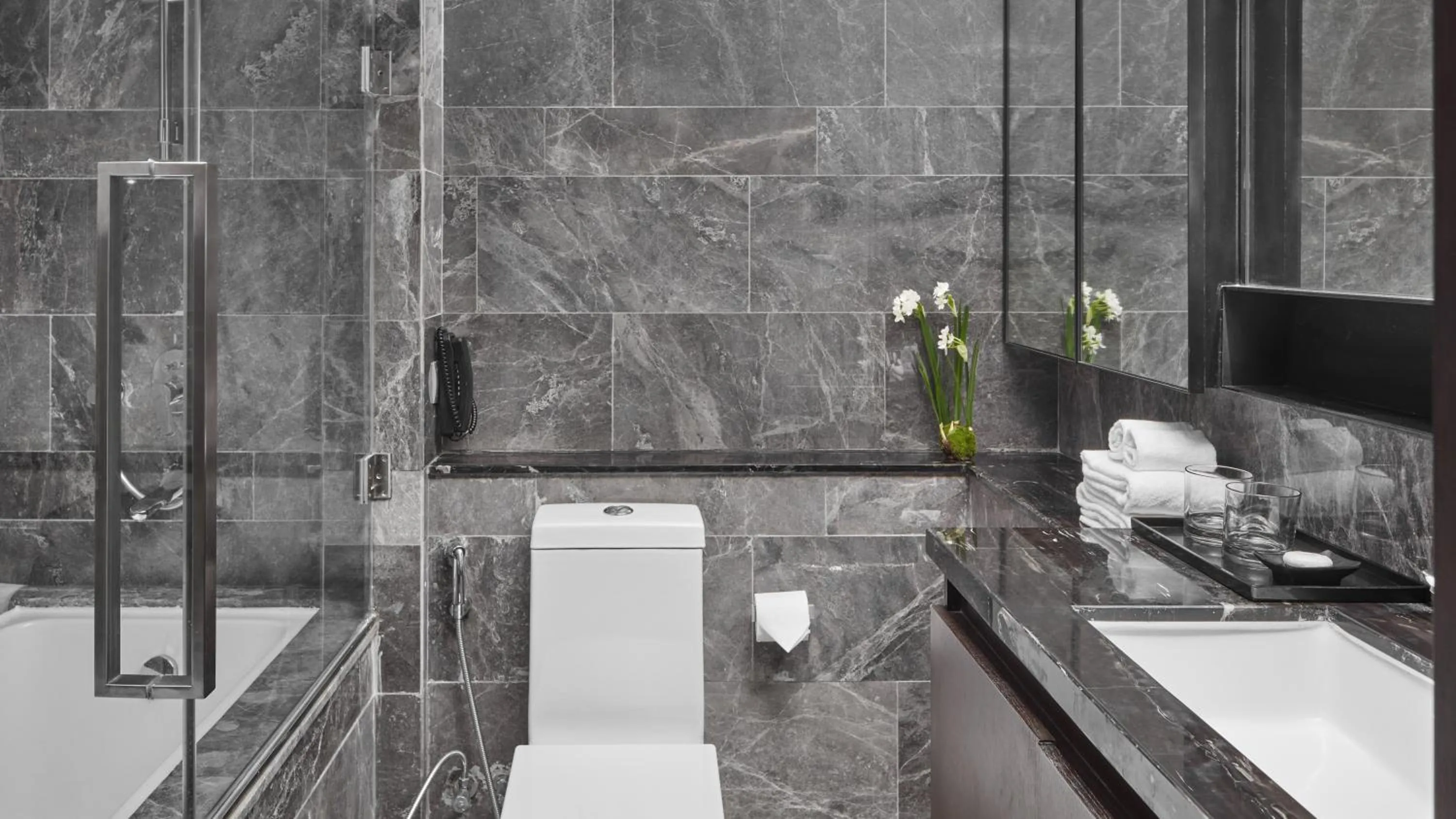 Toilet in Oakwood Makati Avenue