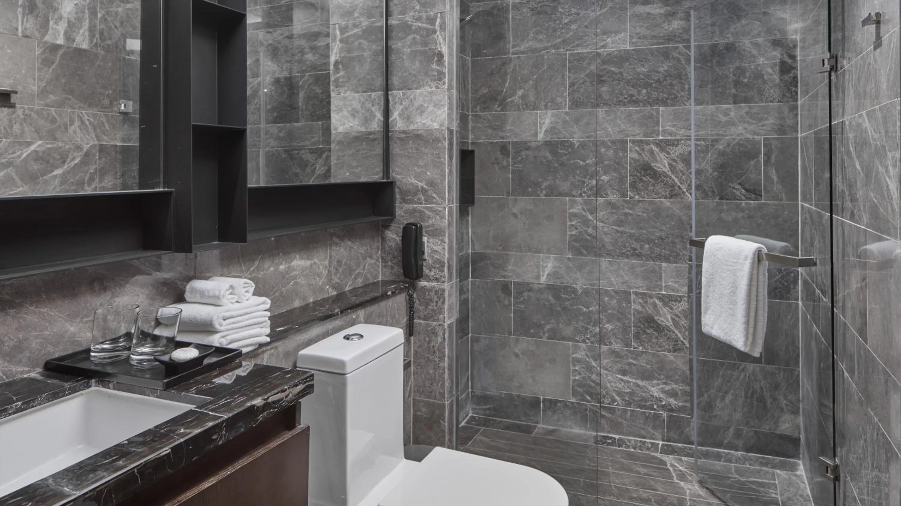 Toilet in Oakwood Makati Avenue