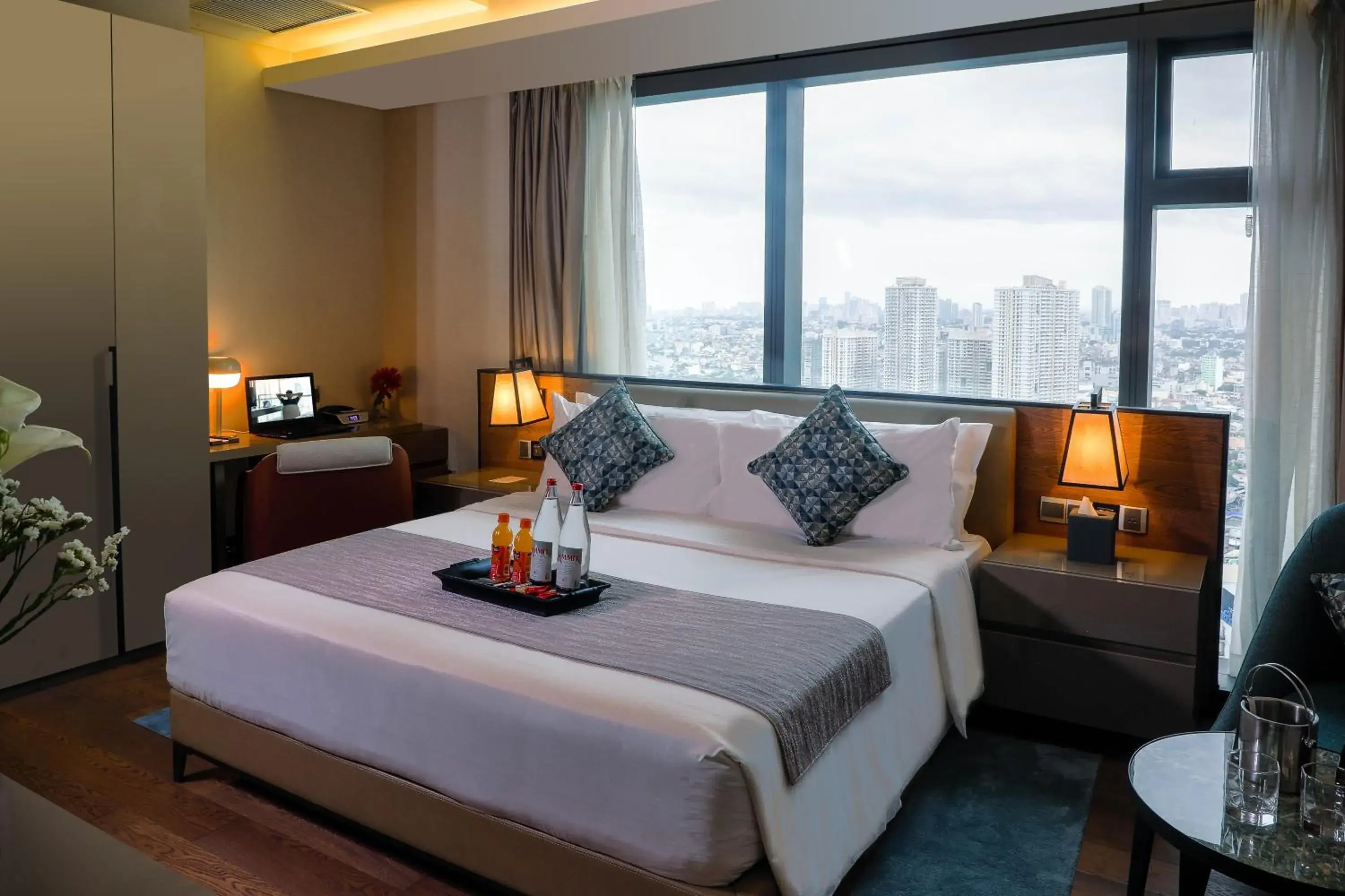 Two-Bedroom Suite in Oakwood Makati Avenue Two-Bedroom Suite in Oakwood Makati Avenue