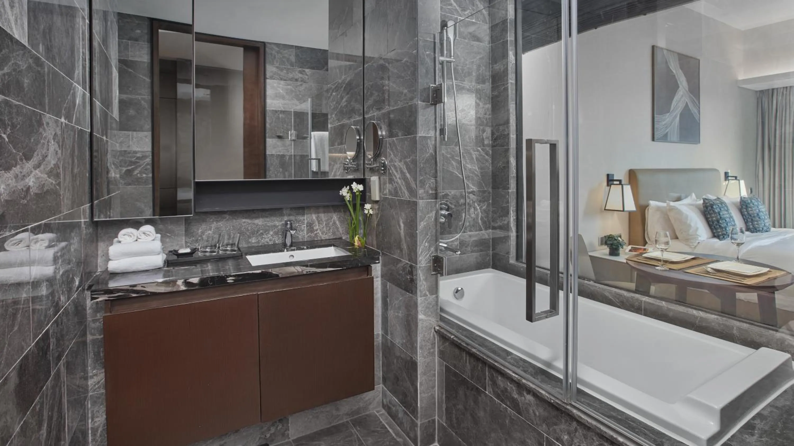 Toilet in Oakwood Makati Avenue