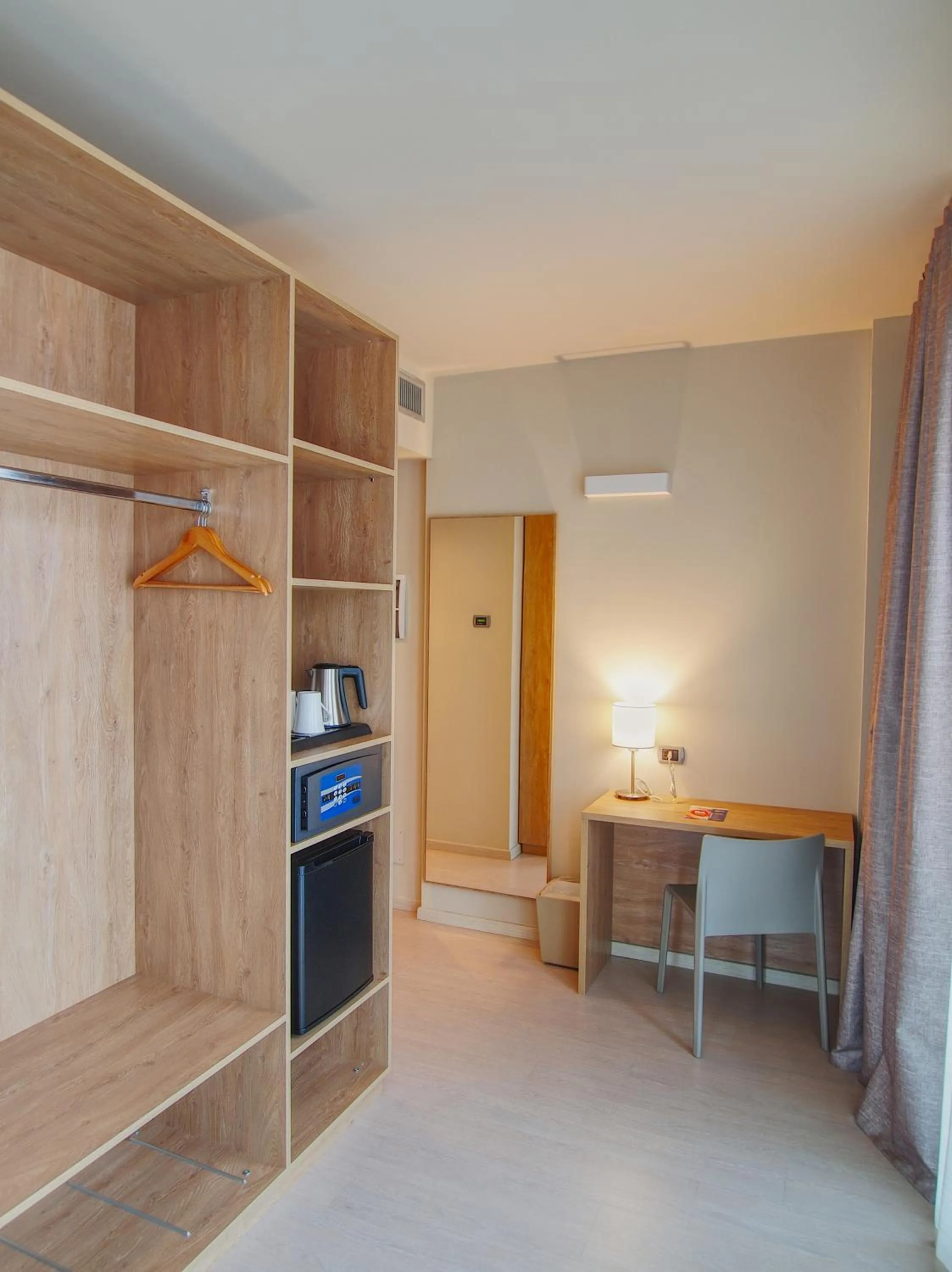 wardrobe in Tower Hotel Malpensa