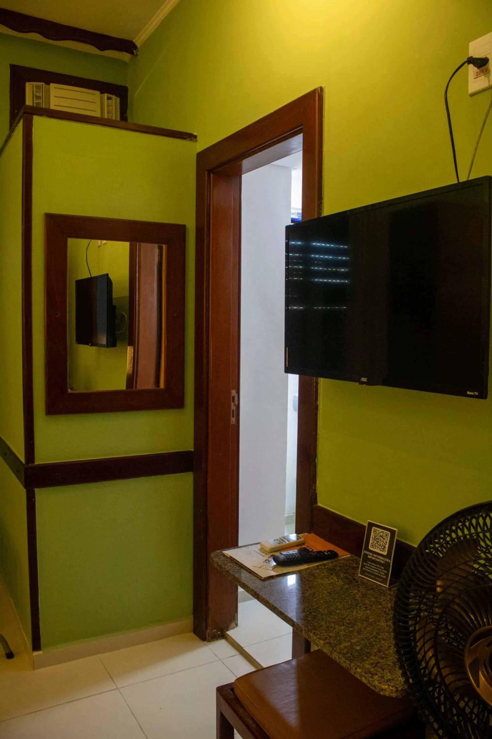 TV and multimedia in Hotel São Charbel