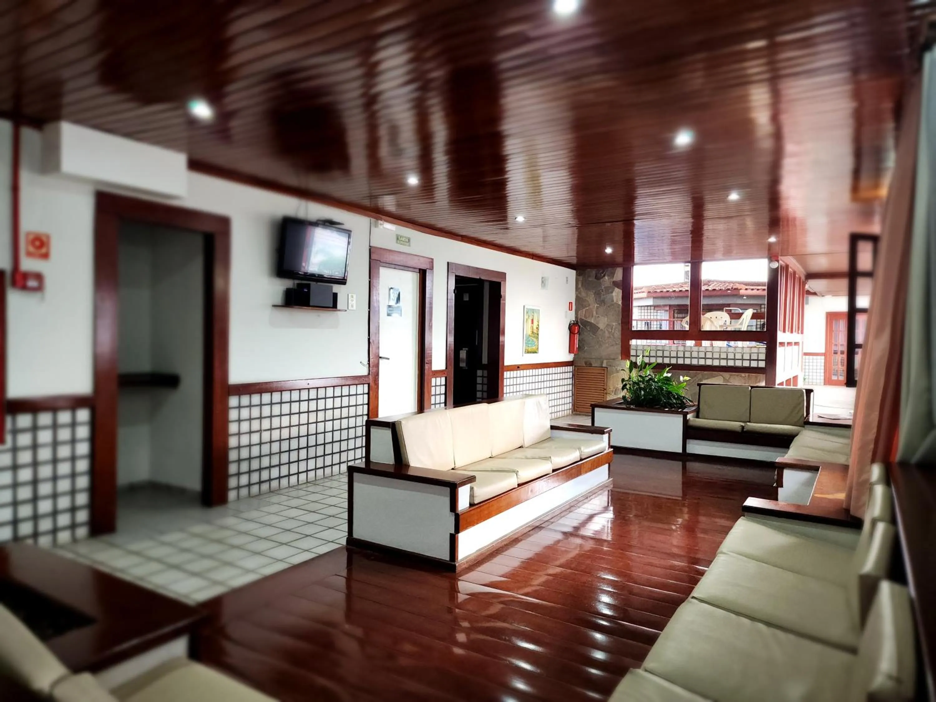 Communal lounge/ TV room in Hotel São Charbel