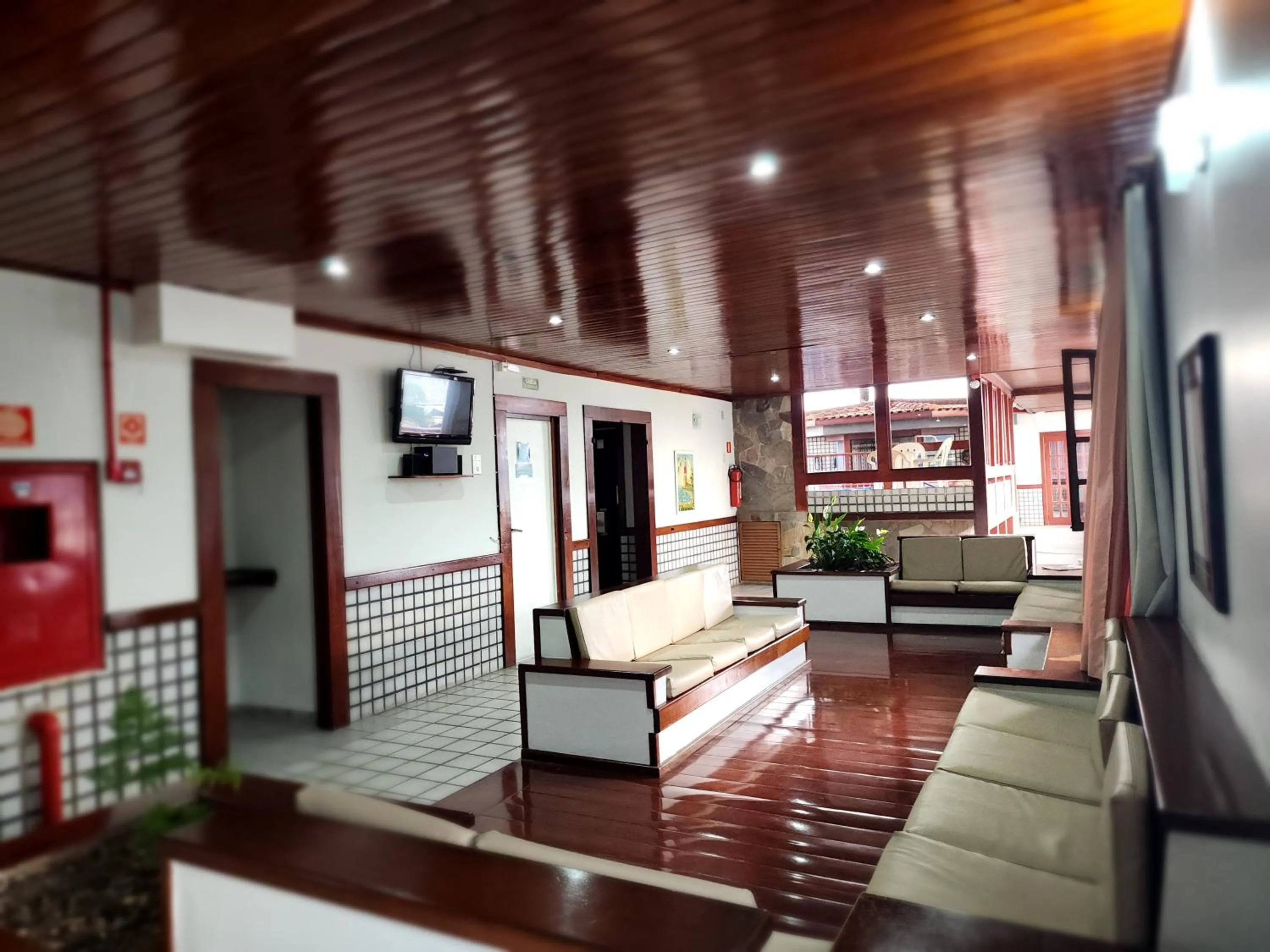Communal lounge/ TV room in Hotel São Charbel