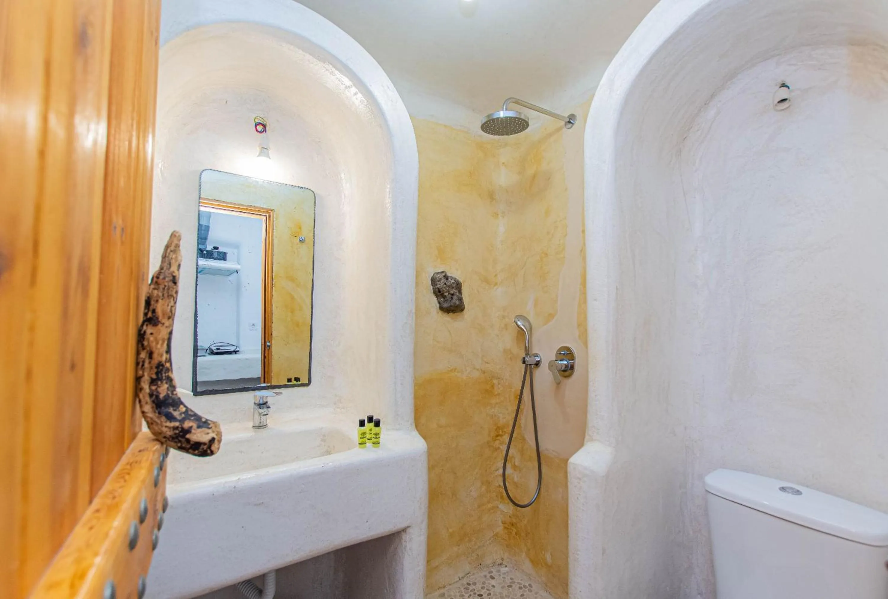 Peristeronas Village