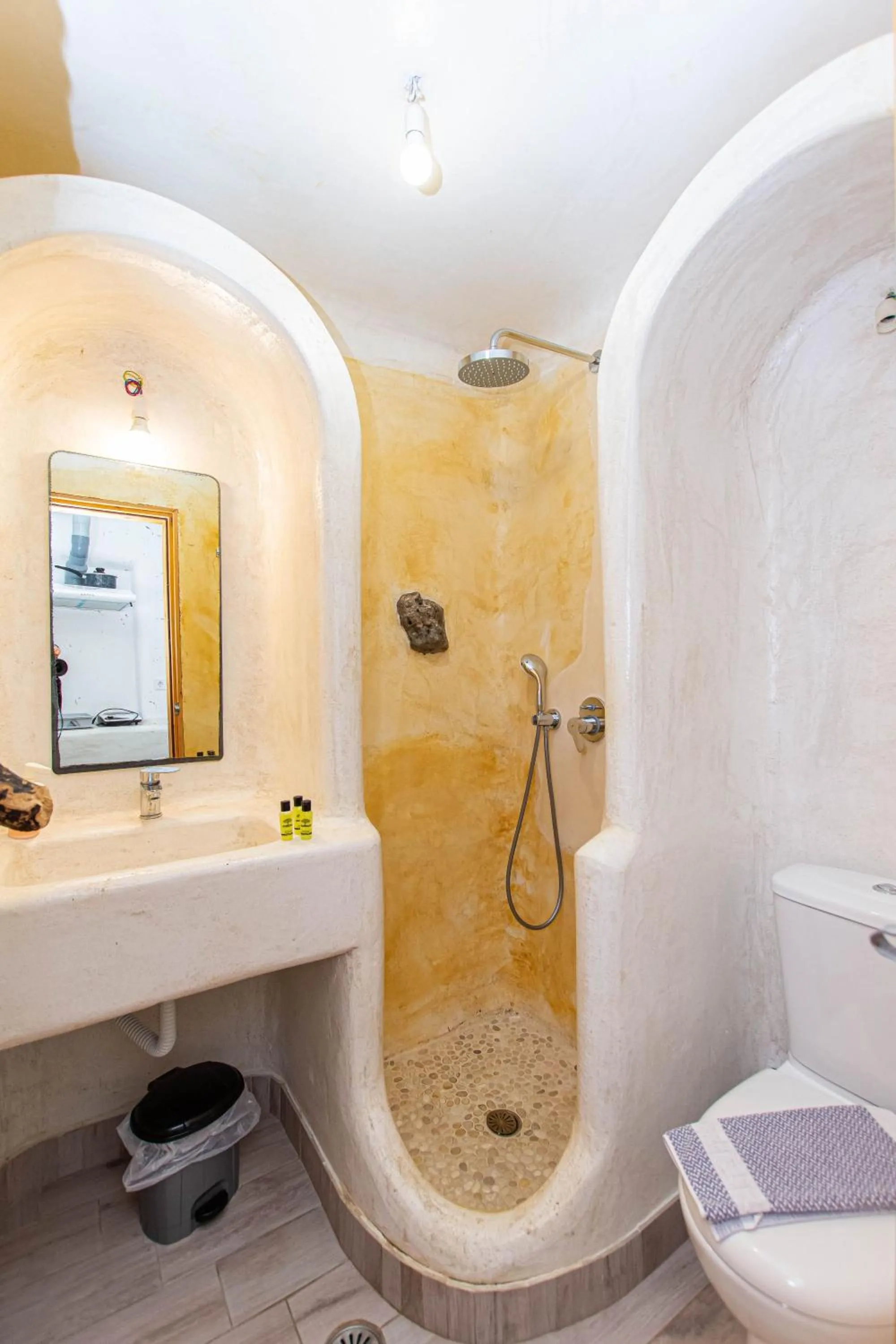 Peristeronas Village