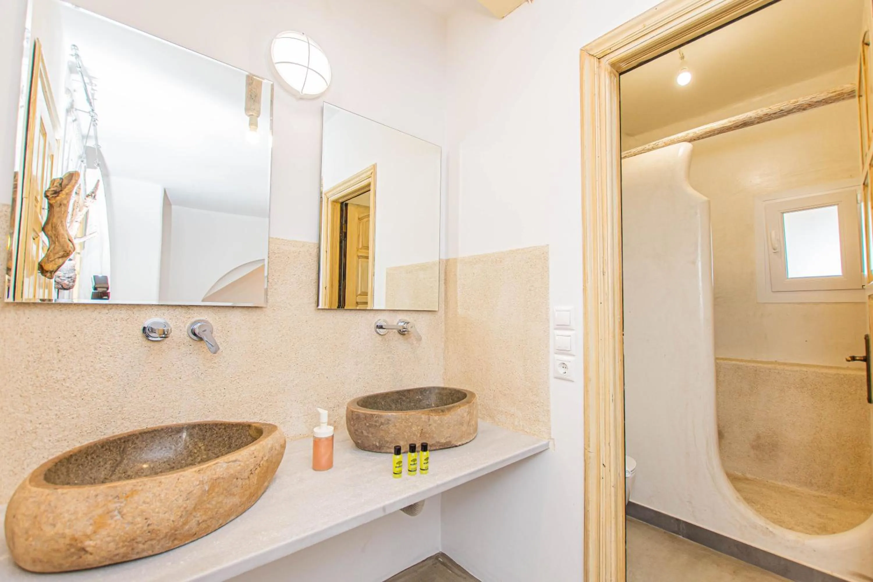 Peristeronas Village