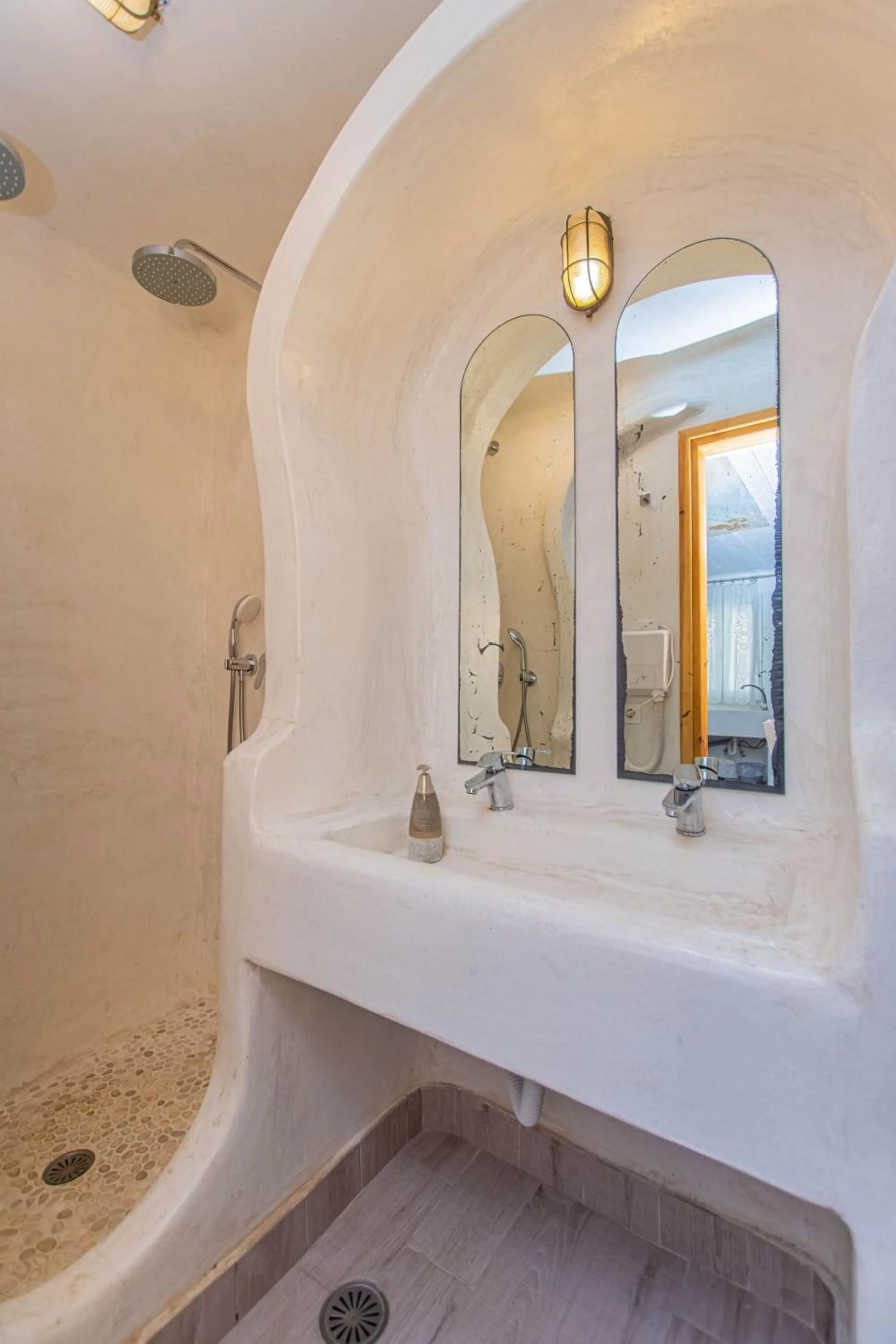 Peristeronas Village