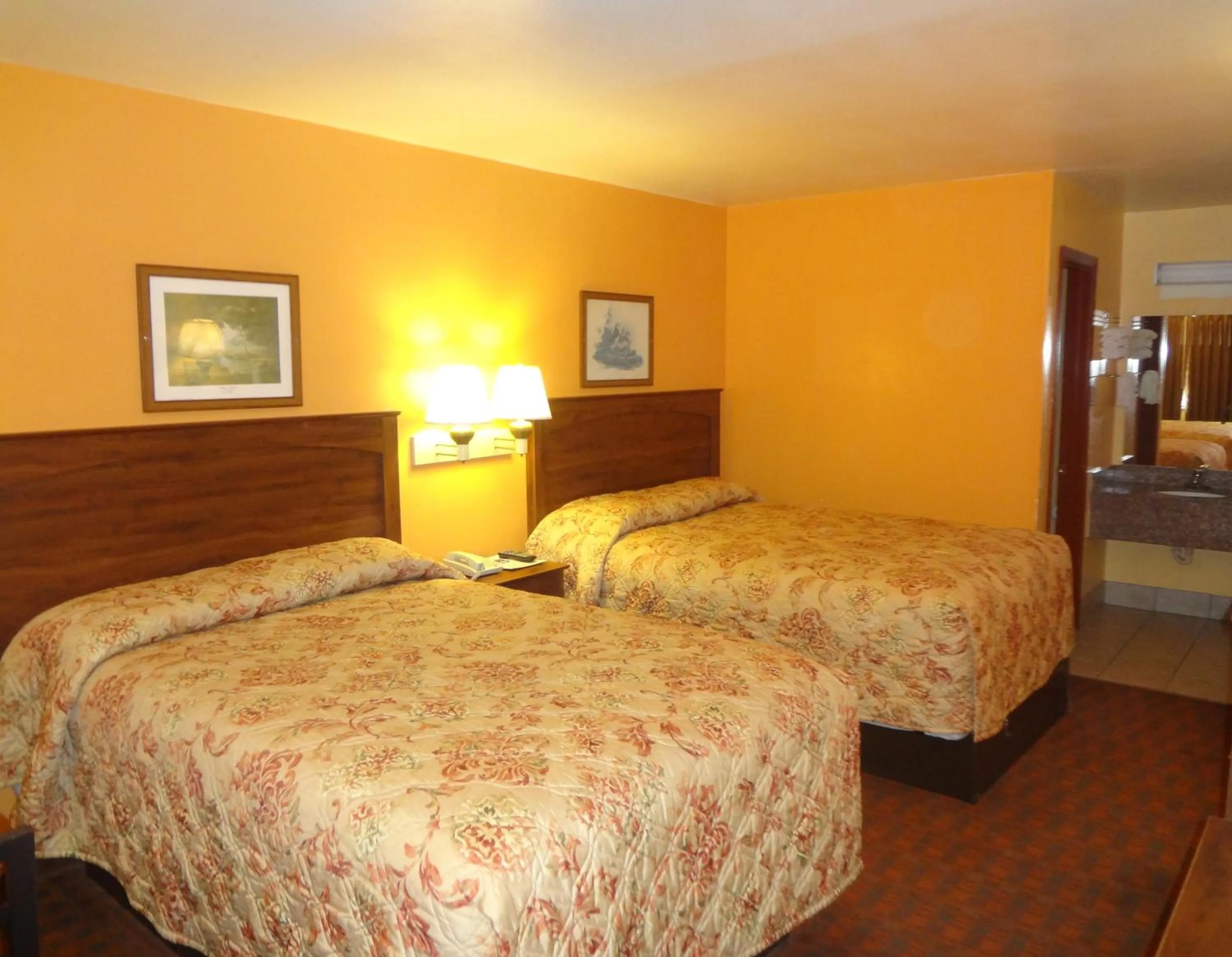 Photo of the whole room, Bed in Antlers Inn Goliad