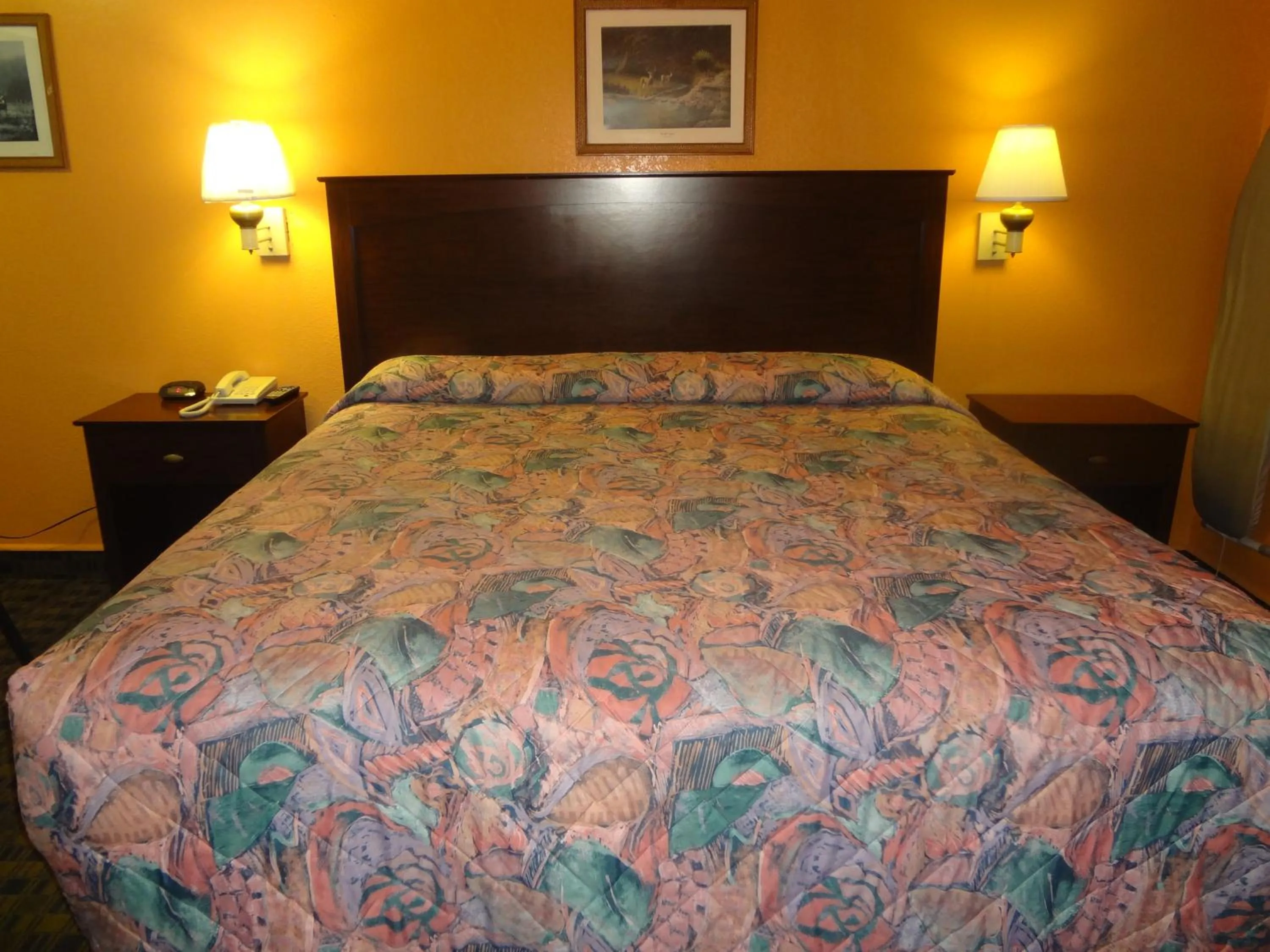 Bed in Antlers Inn Goliad