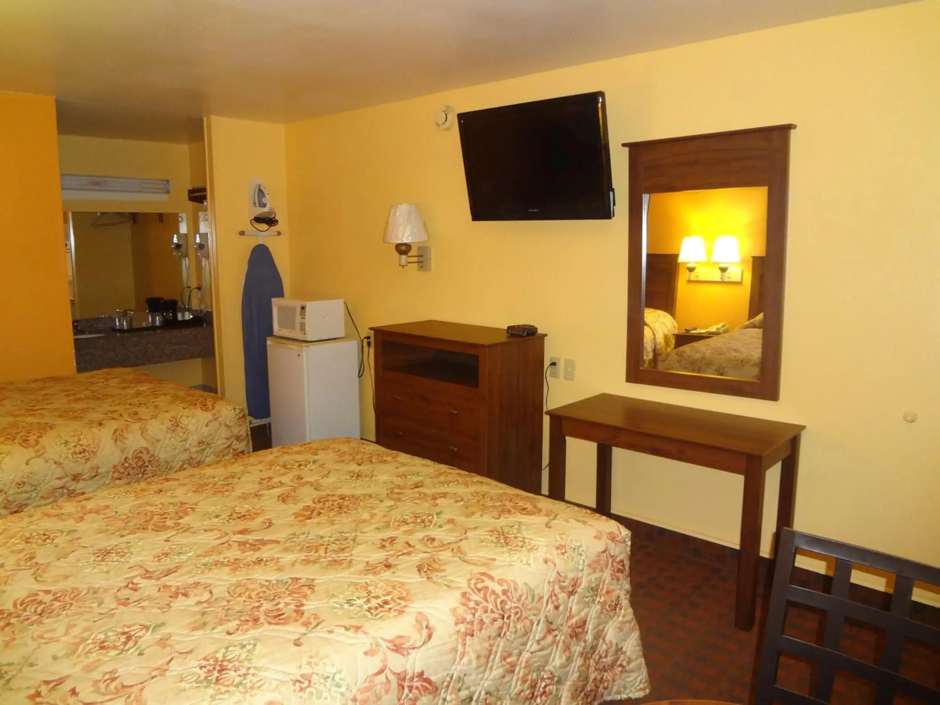 Double Room with Two Full Beds - single occupancy - Non Smoking in Antlers Inn Goliad Double Room with Two Full Beds - single occupancy - Non Smoking in Antlers Inn Goliad