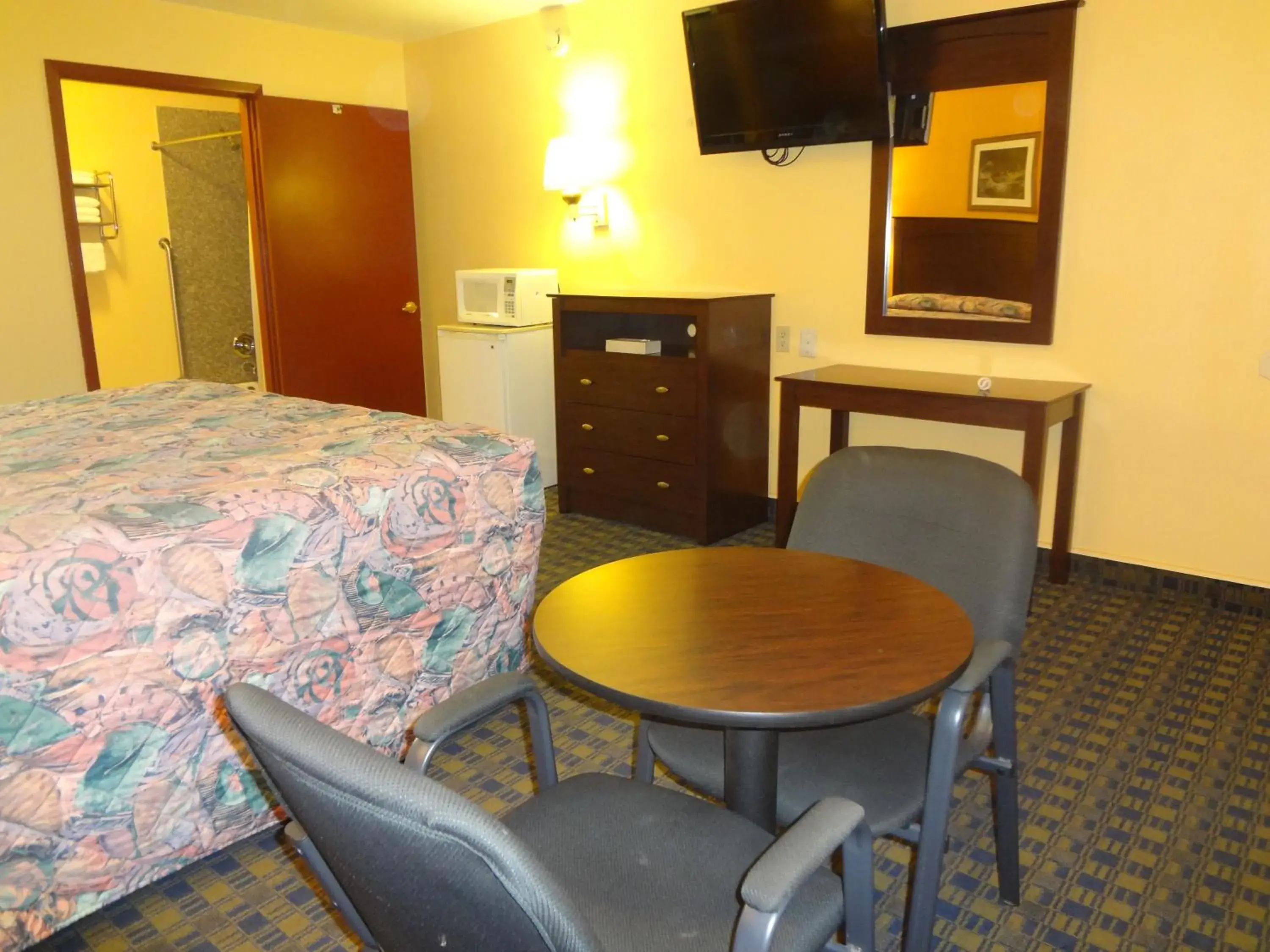 King Room - single occupancy - Non-Smoking in Antlers Inn Goliad King Room - single occupancy - Non-Smoking in Antlers Inn Goliad