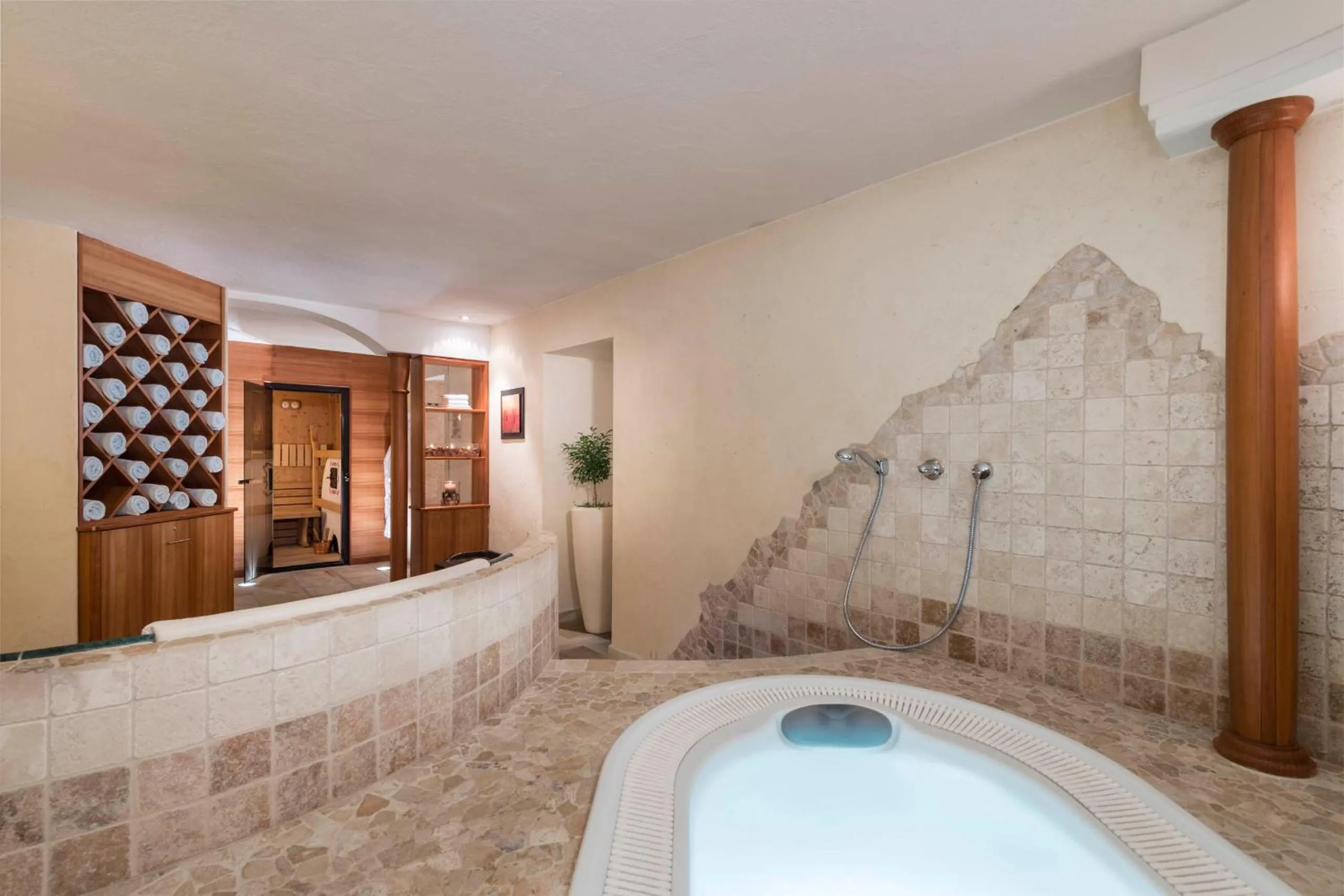 Hot Tub in Villa Tony - Small Romantic Hotel