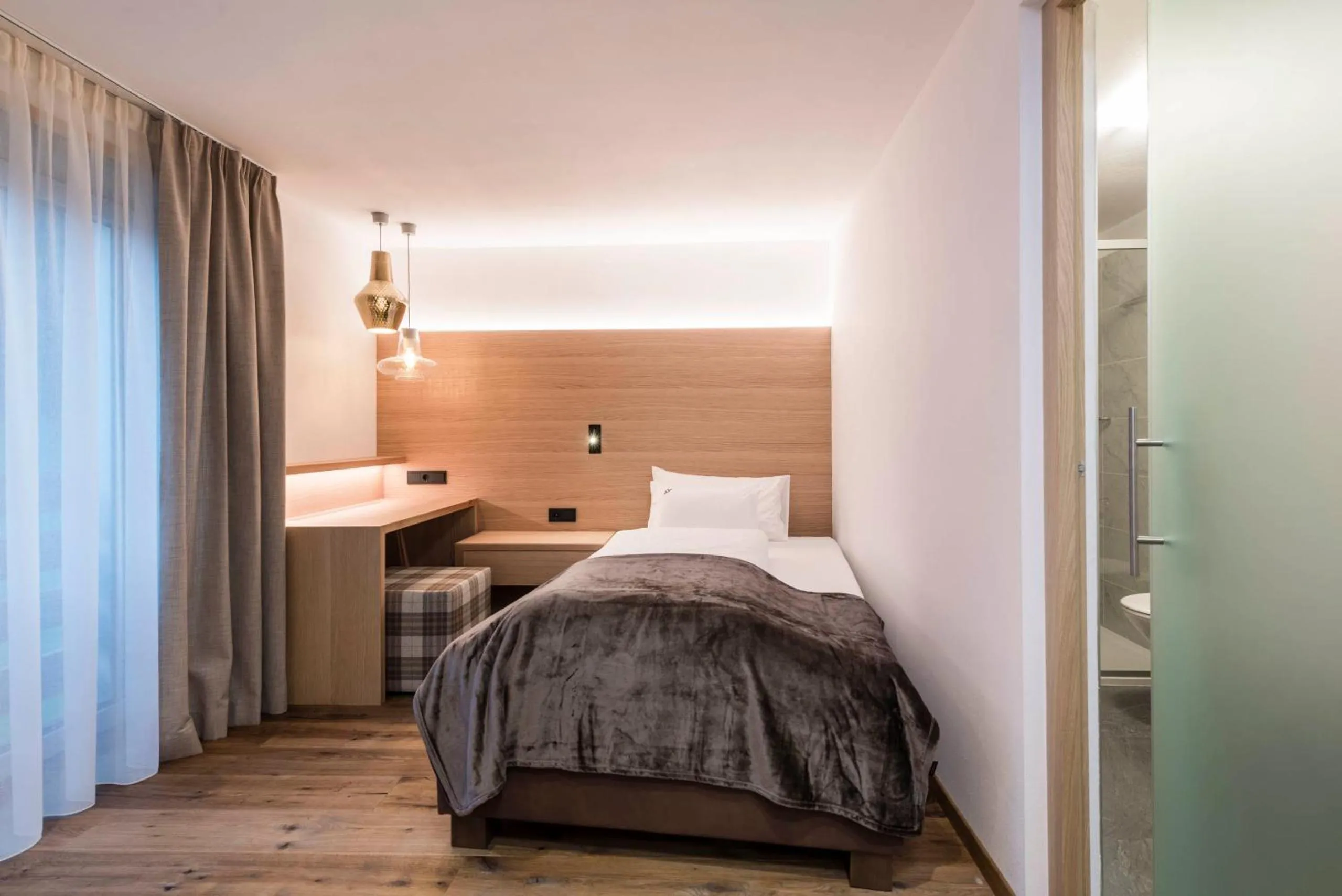 Shower, Bed in Villa Tony - Small Romantic Hotel