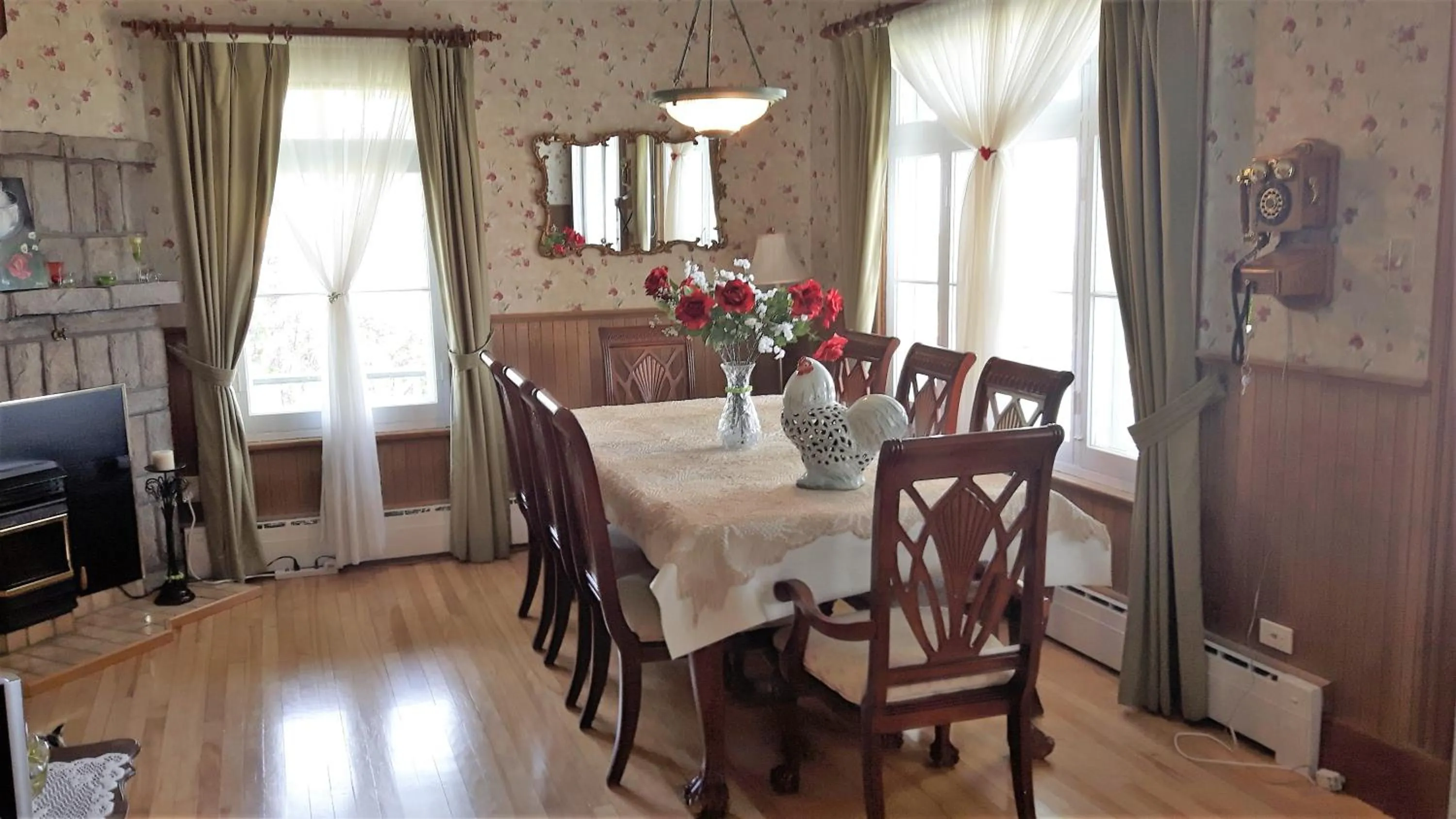 Dining area in auberge gite maison des lilas