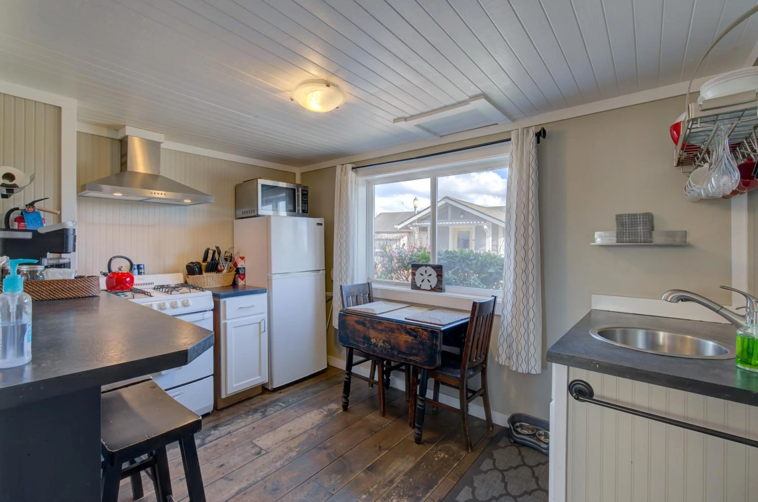 Kitchen or kitchenette in Akari Bungalow #5