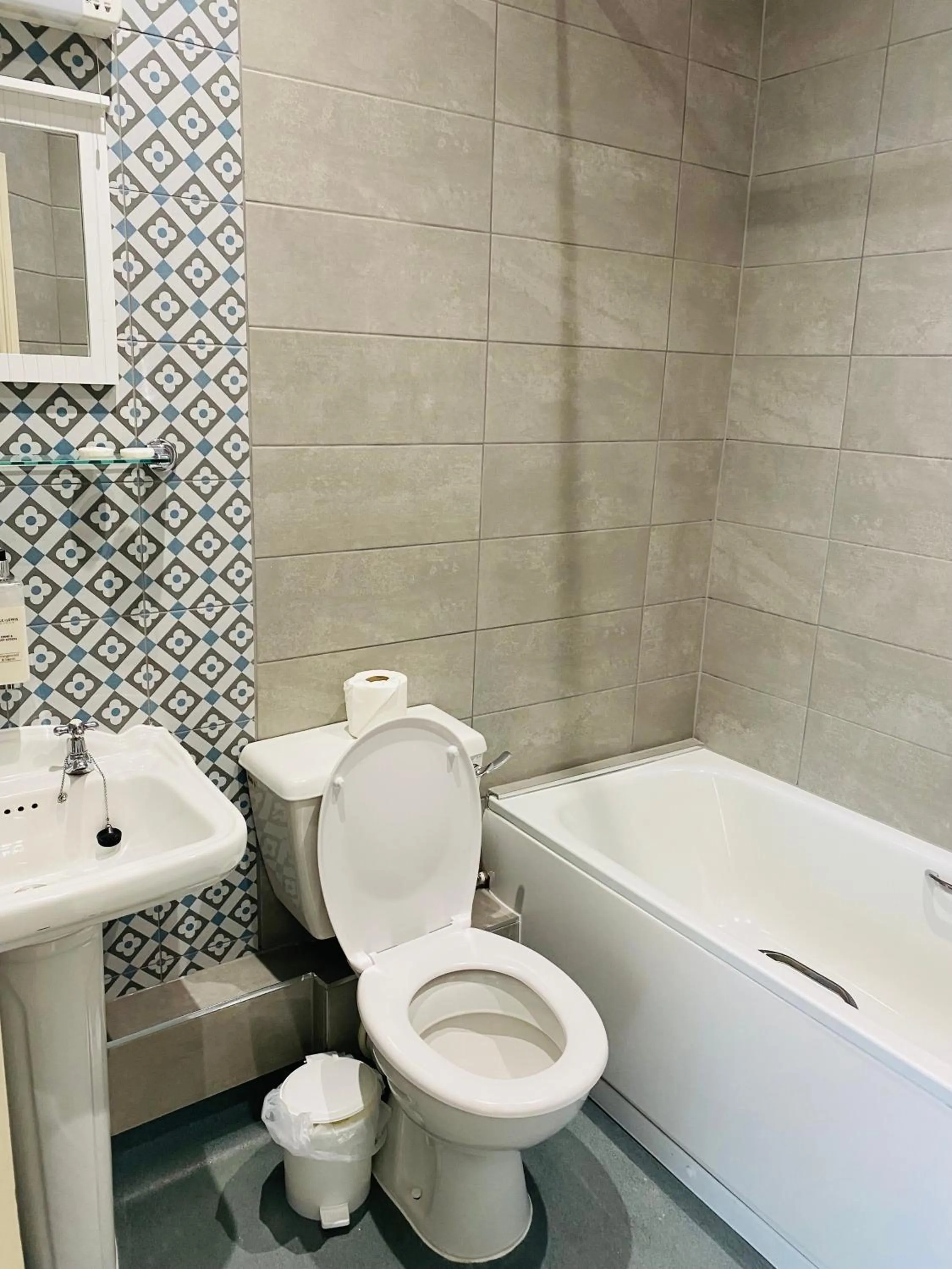 Shower in Farnley Tower Guesthouse