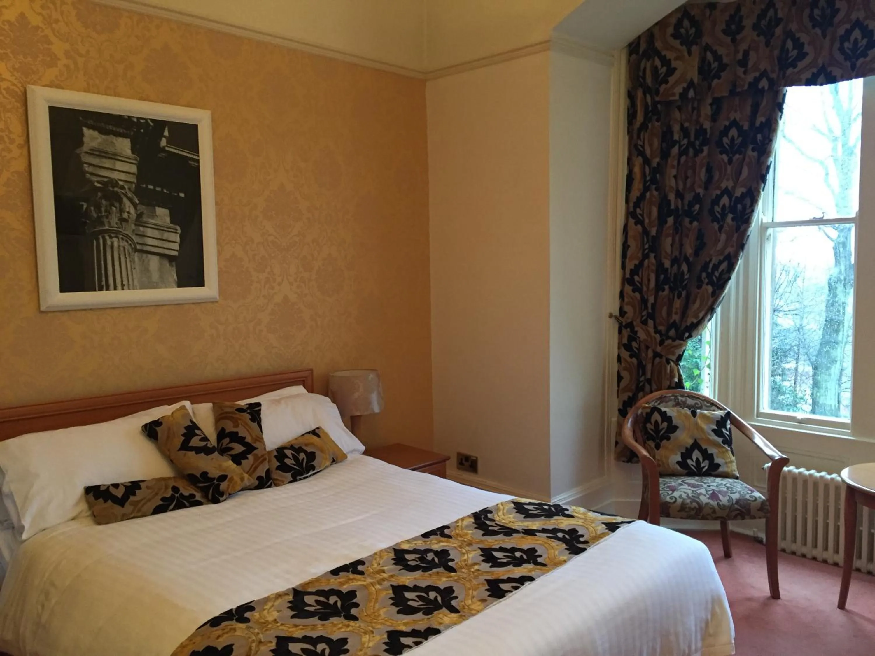 Spring, Bed in Farnley Tower Guesthouse