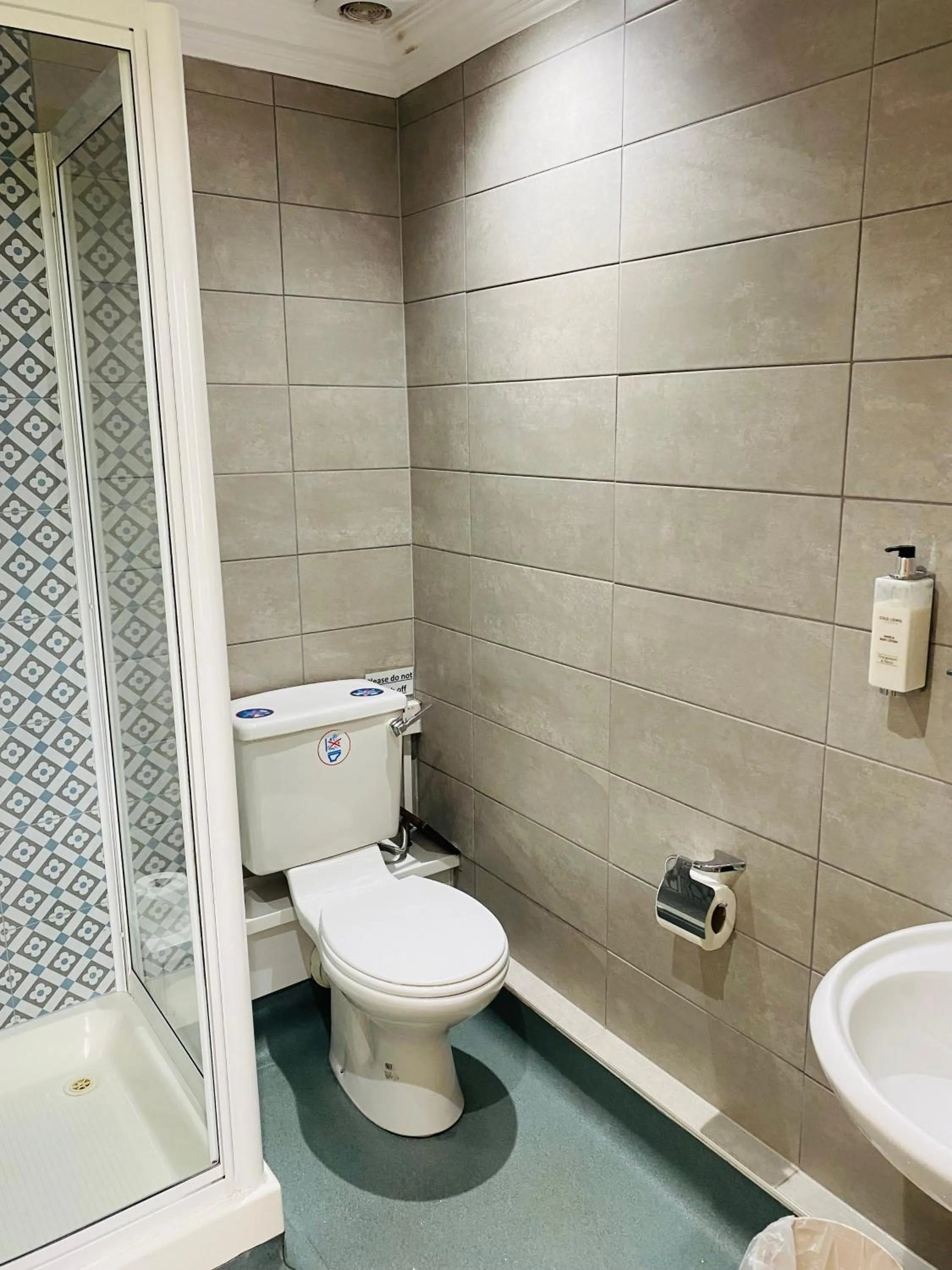 Bathroom in Farnley Tower Guesthouse