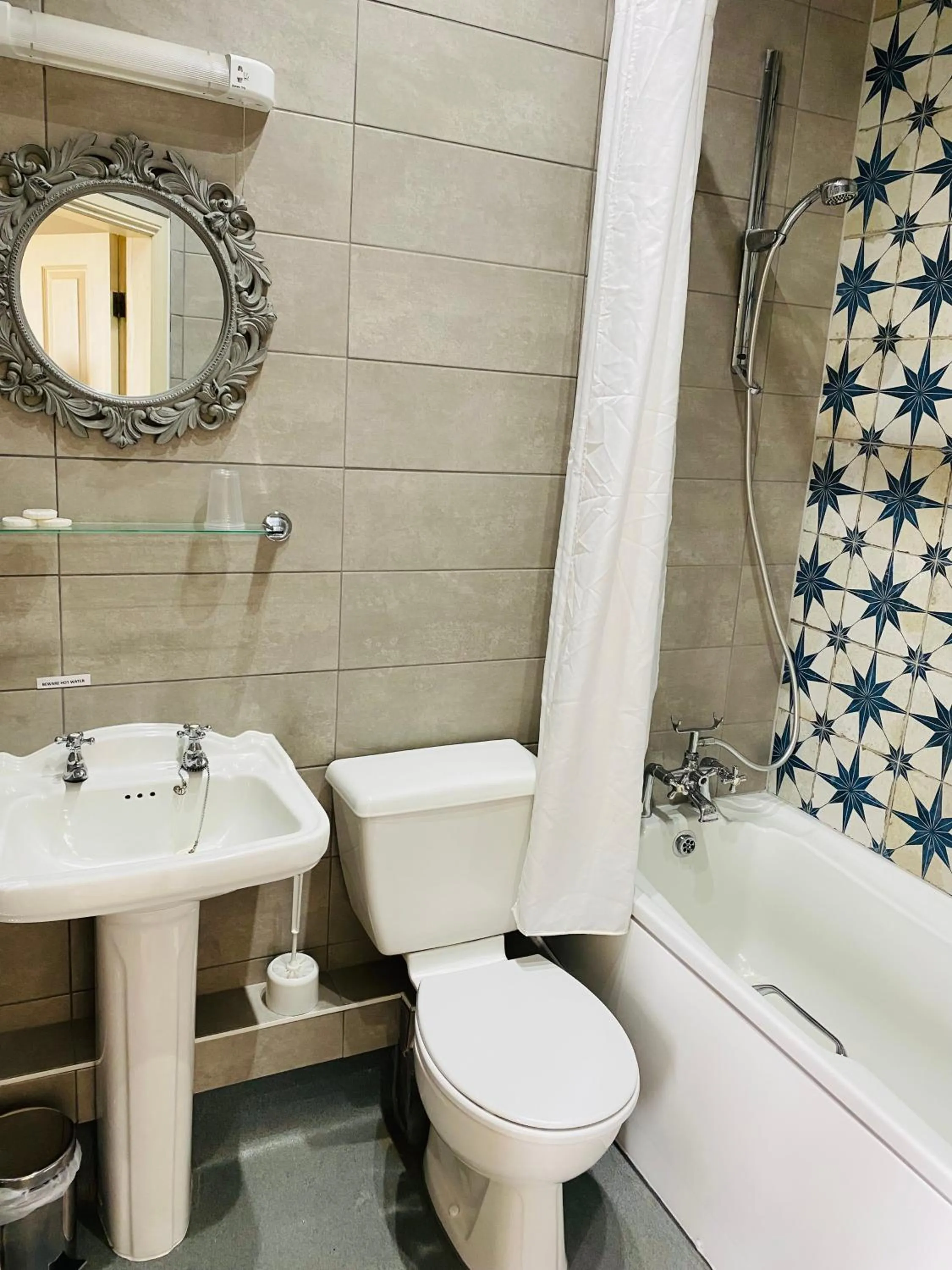 Shower in Farnley Tower Guesthouse