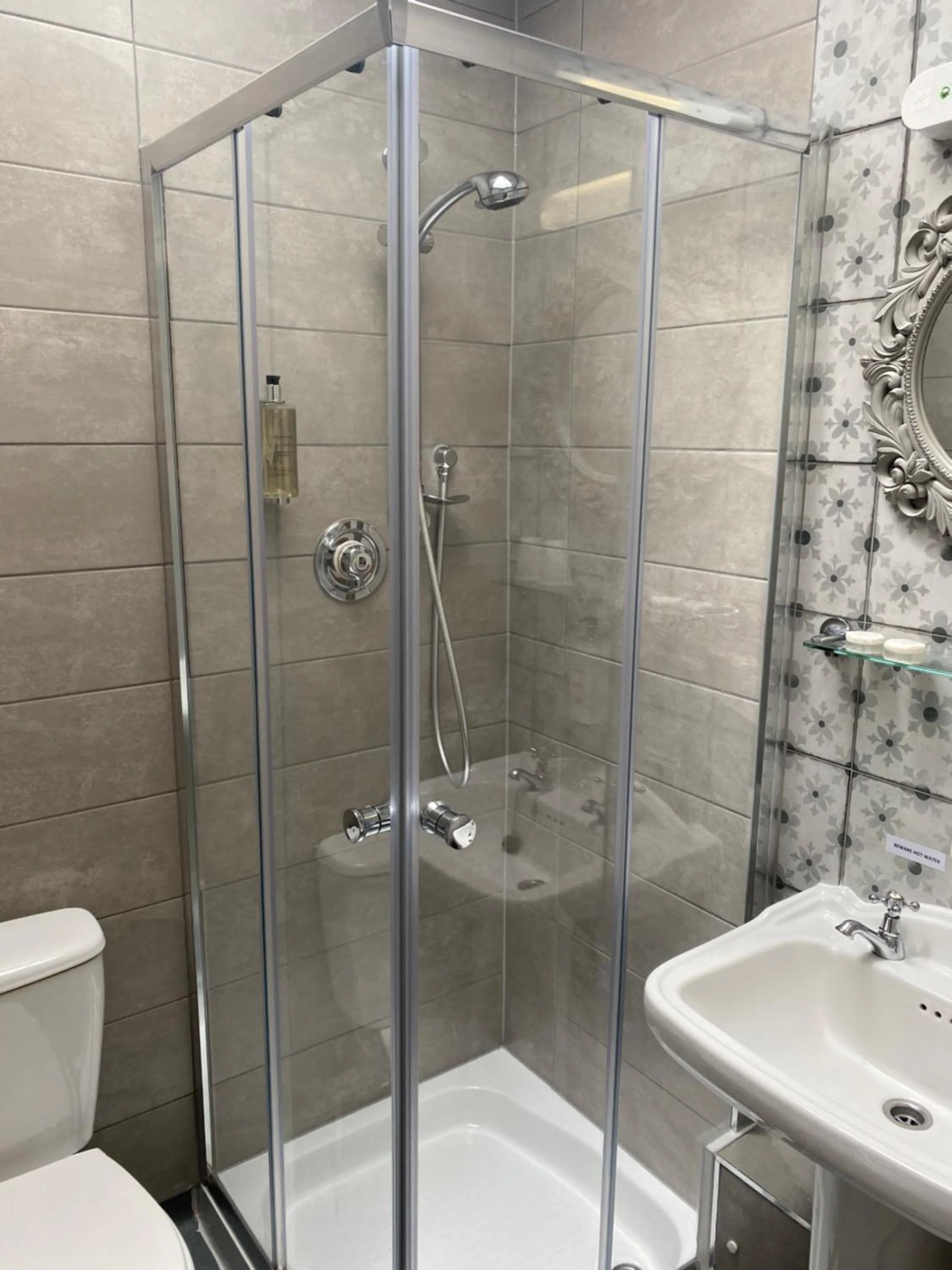 Shower in Farnley Tower Guesthouse