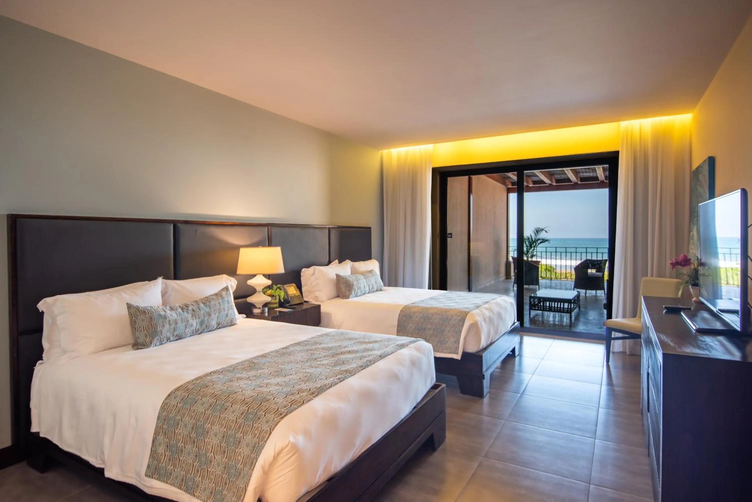 Bedroom, Bed in Crocs Resort & Casino