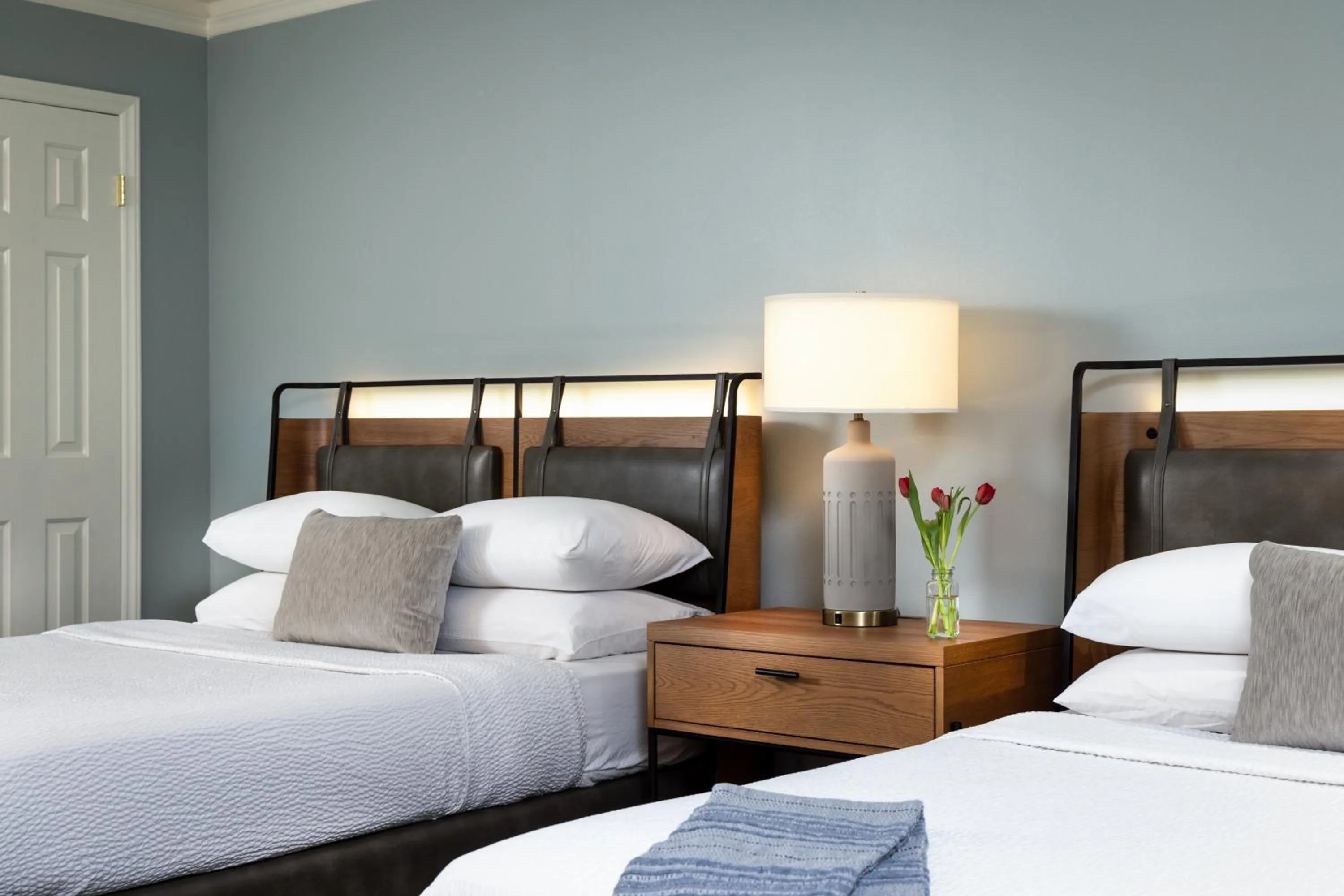 Bedroom, Bed in Meadowbrook Inn