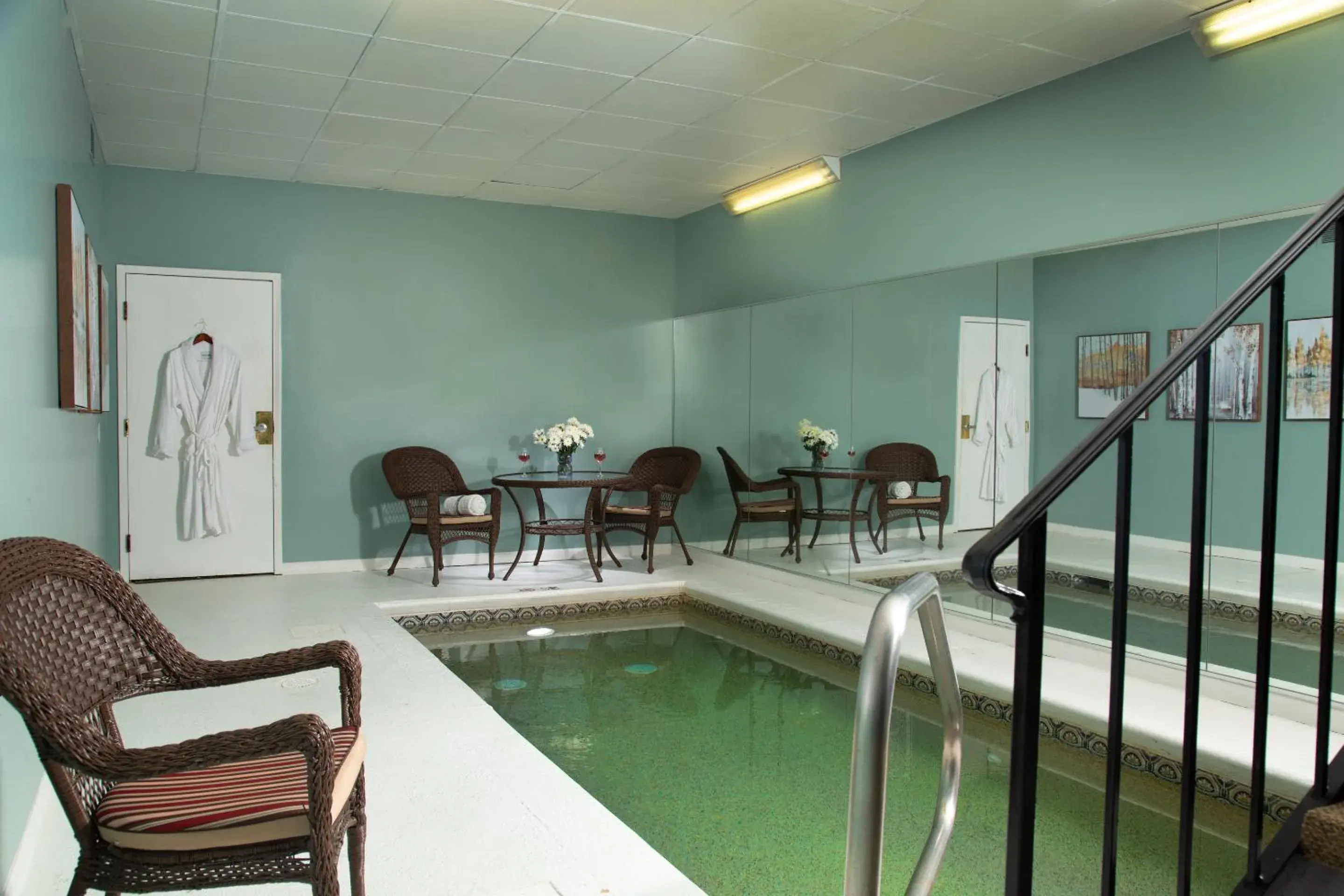 Swimming pool in Meadowbrook Inn Swimming pool in Meadowbrook Inn