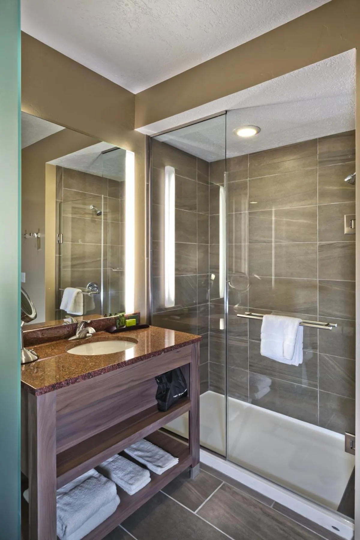 Shower in Shoshone Rose Casino & Hotel